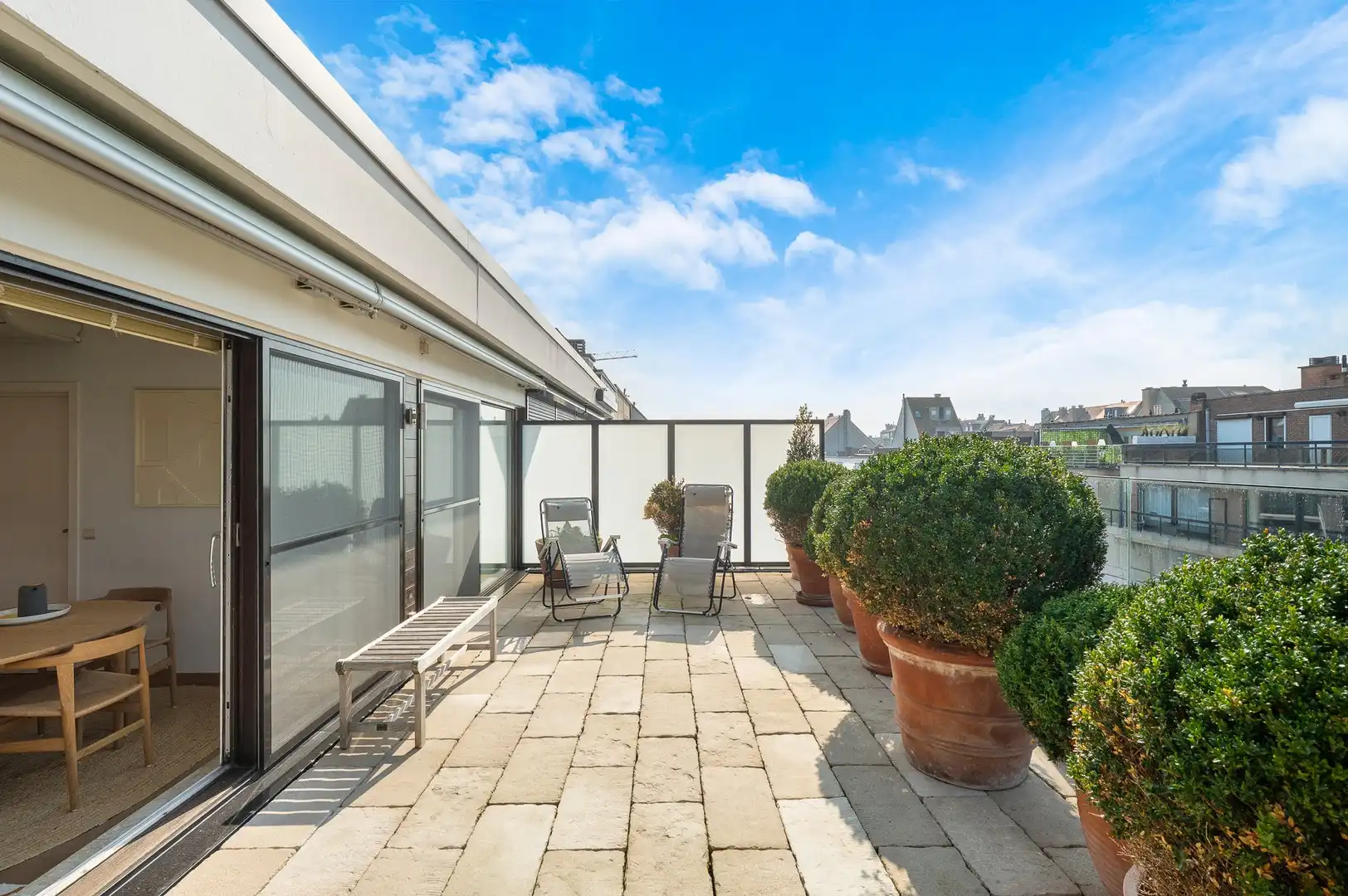 Penthouse appartement met grote zonneterrassen nabij strand. foto 12