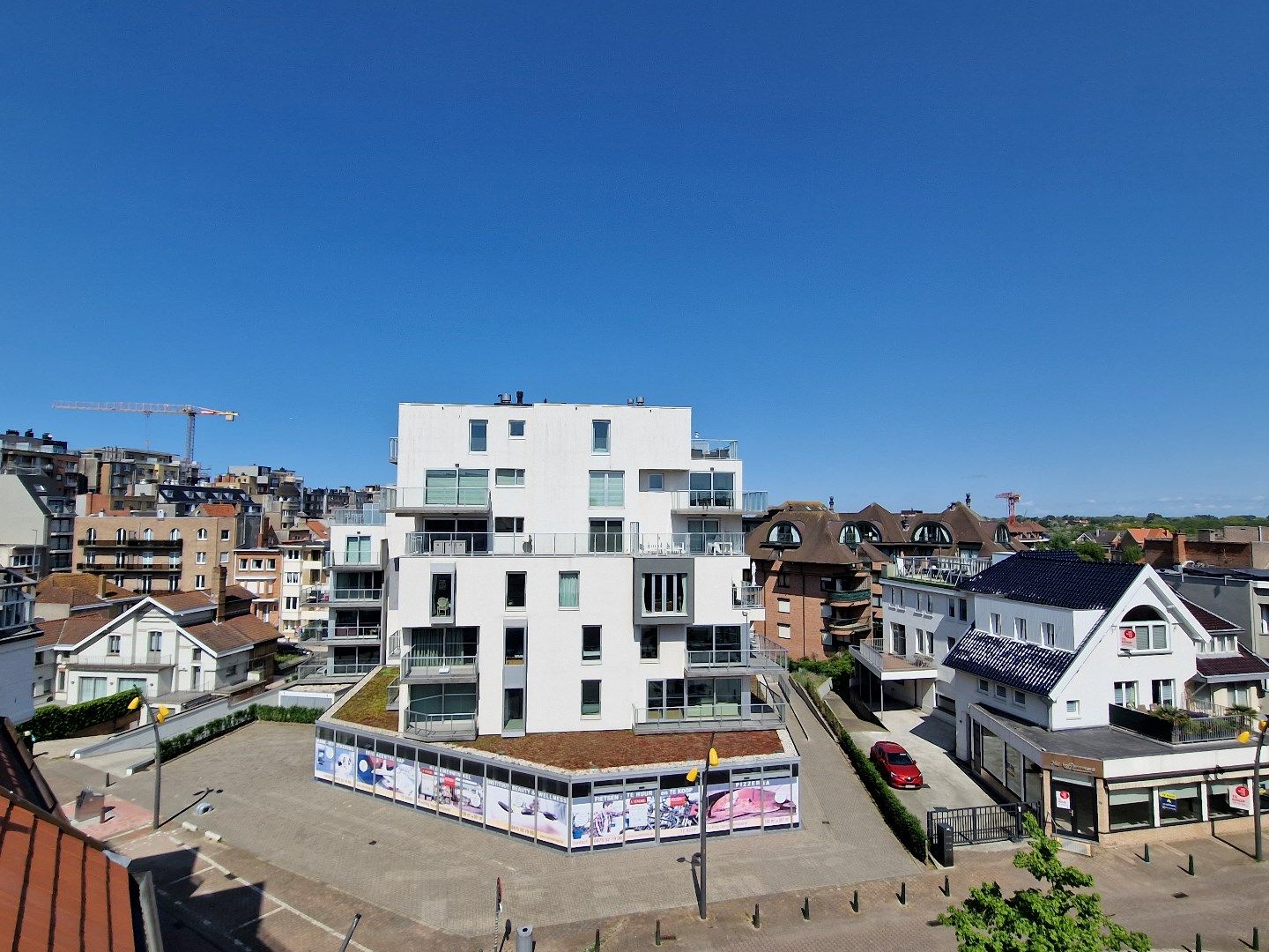 INSTAPKLAAR GEZELLIG DUPLEX APPARTEMENT MET GROOT ZONNETERRAS GELEGEN IN HET CENTRUM EN OP 100 METER VAN HET STRAND VAN DE PANNE foto 11