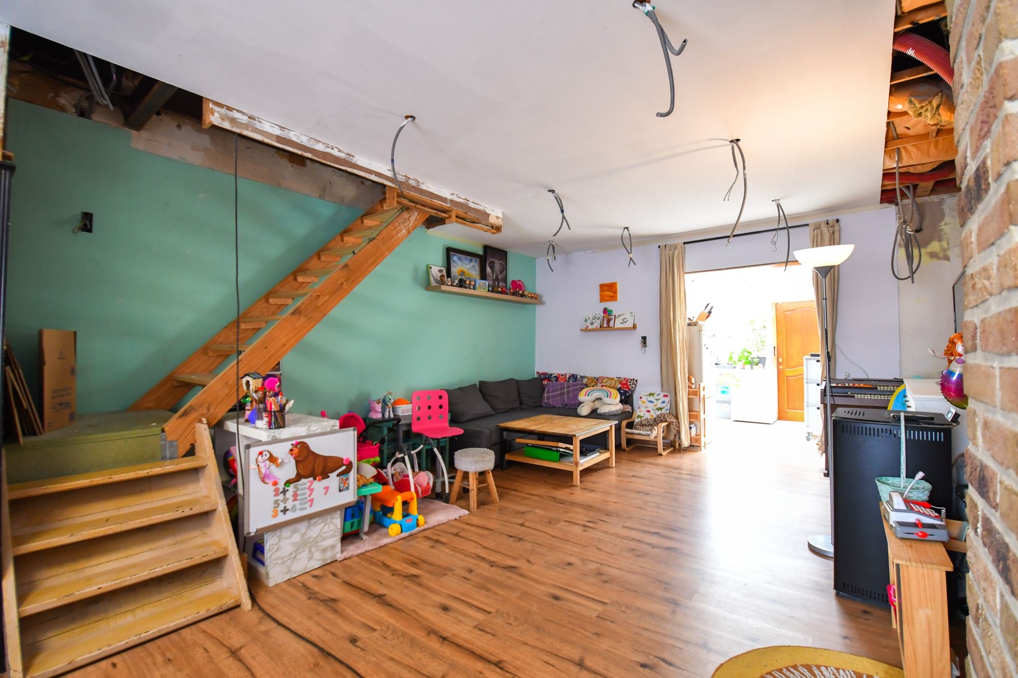 Gezinswoning met 3 slaapkamers, diepe tuin en enorm veel potentieel. foto 5