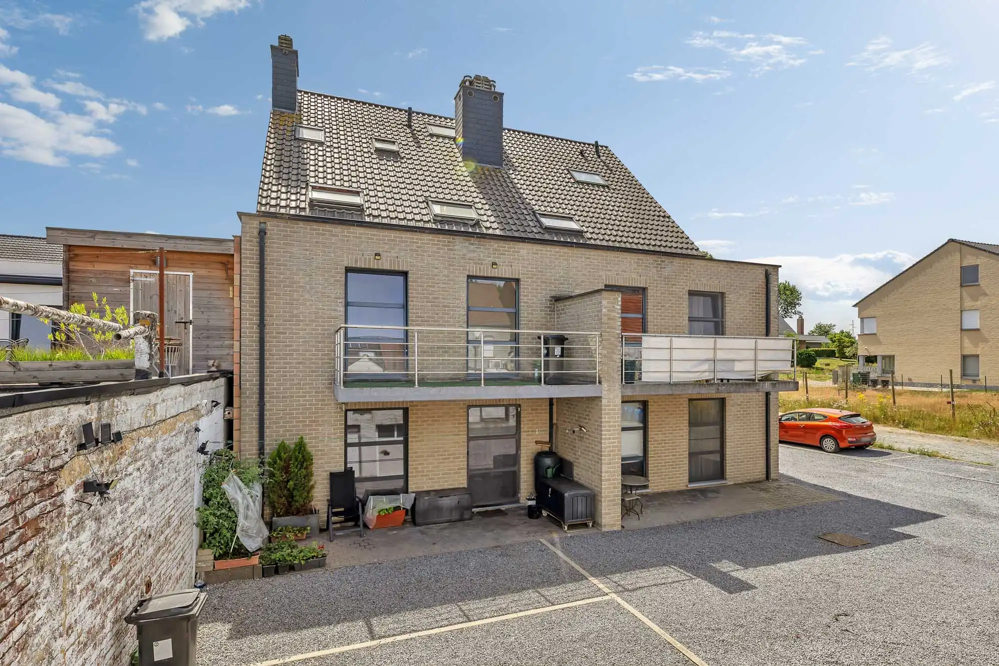 Ruim, instapklaar appartement met terras en autostaanplaats foto 18