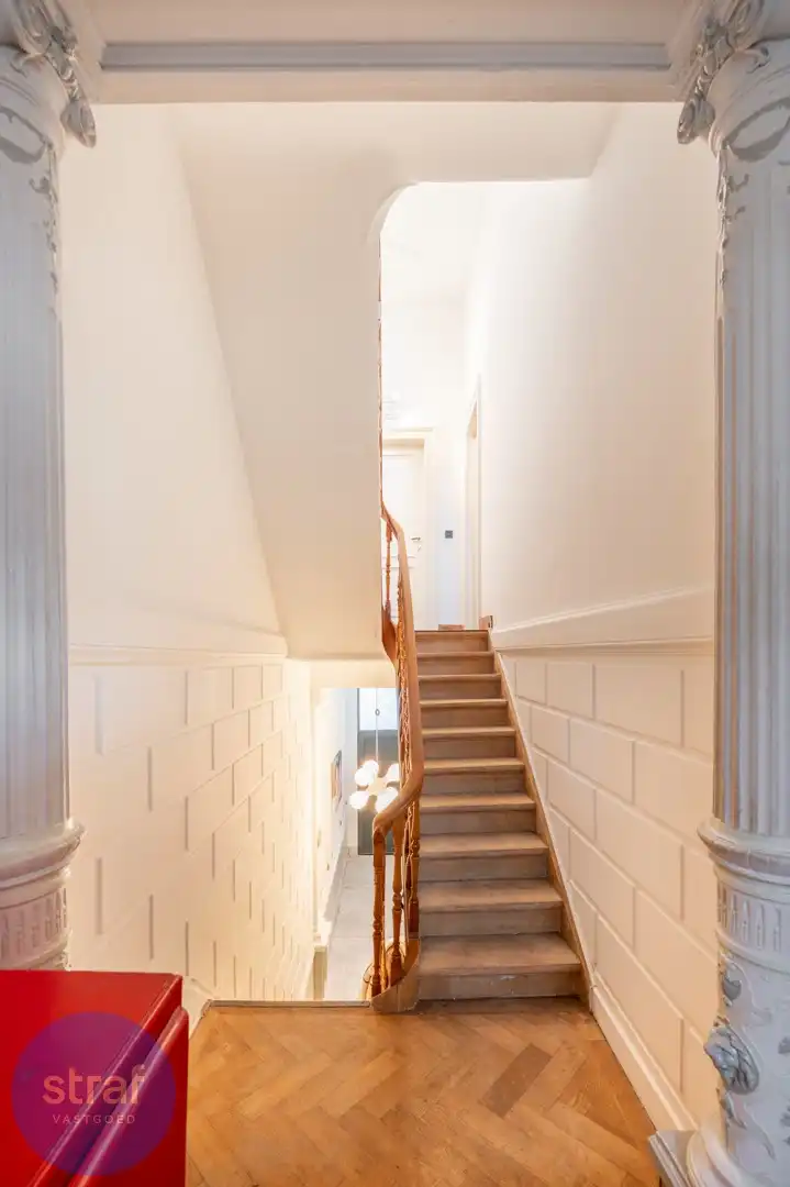 Klassevol Herenhuis met 6 slaapkamers met grote zonnige tuin foto 14