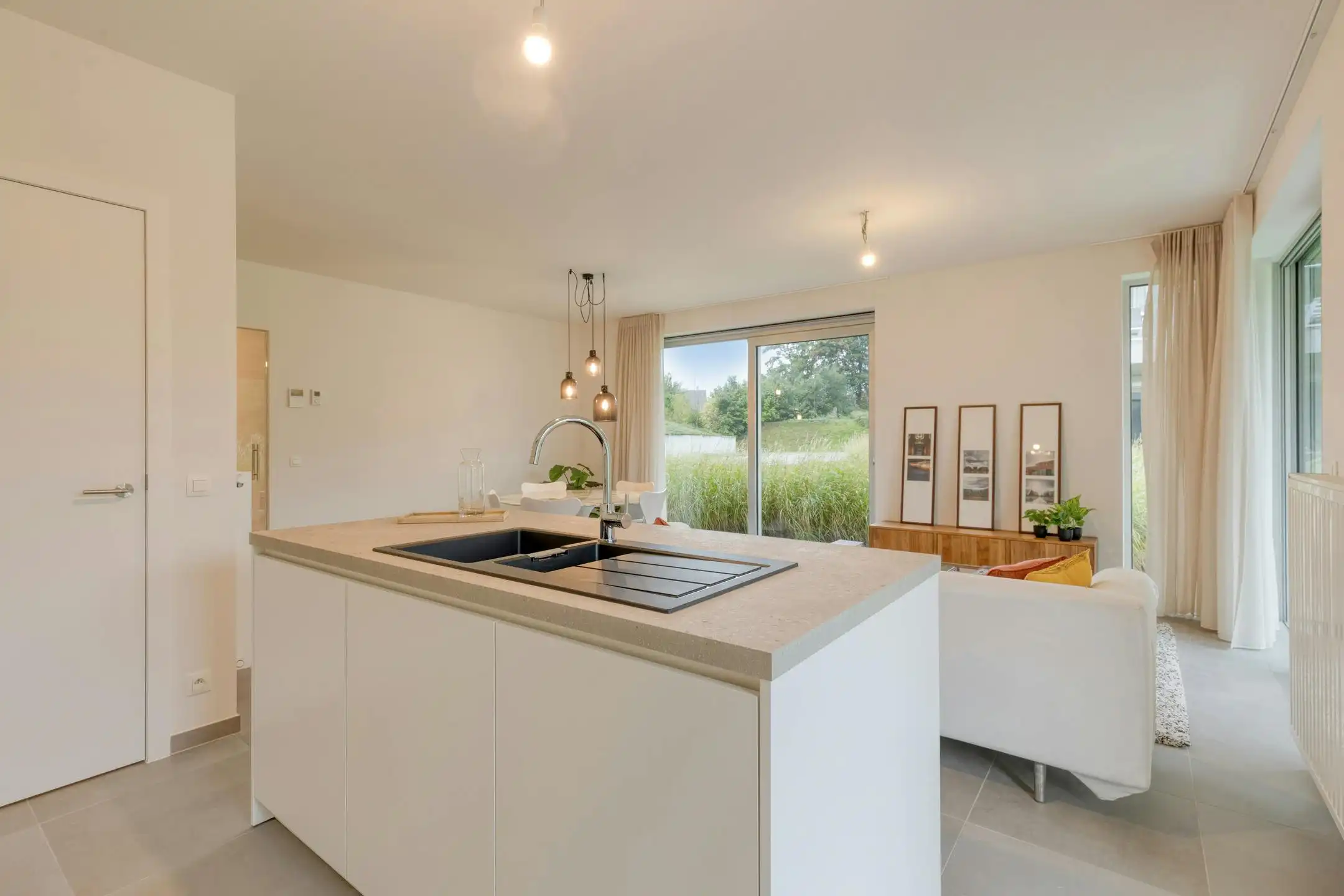 Instapklaar appartement in parktuin nabij hartje Roeselare! foto 5