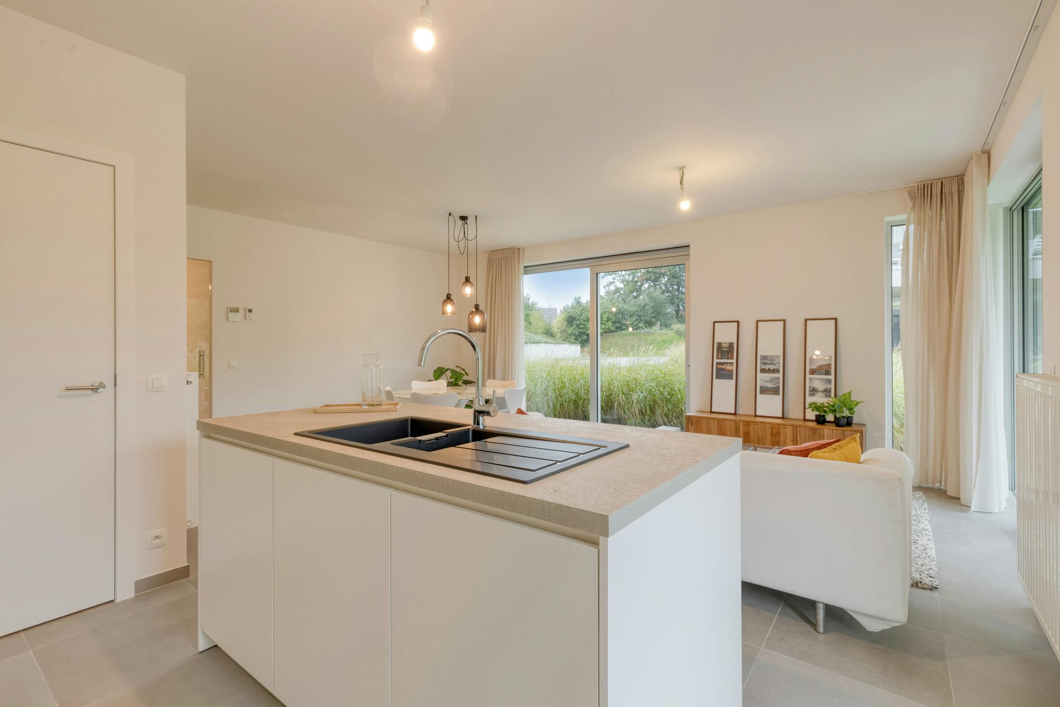 Instapklaar appartement in parktuin nabij hartje Roeselare! foto 4