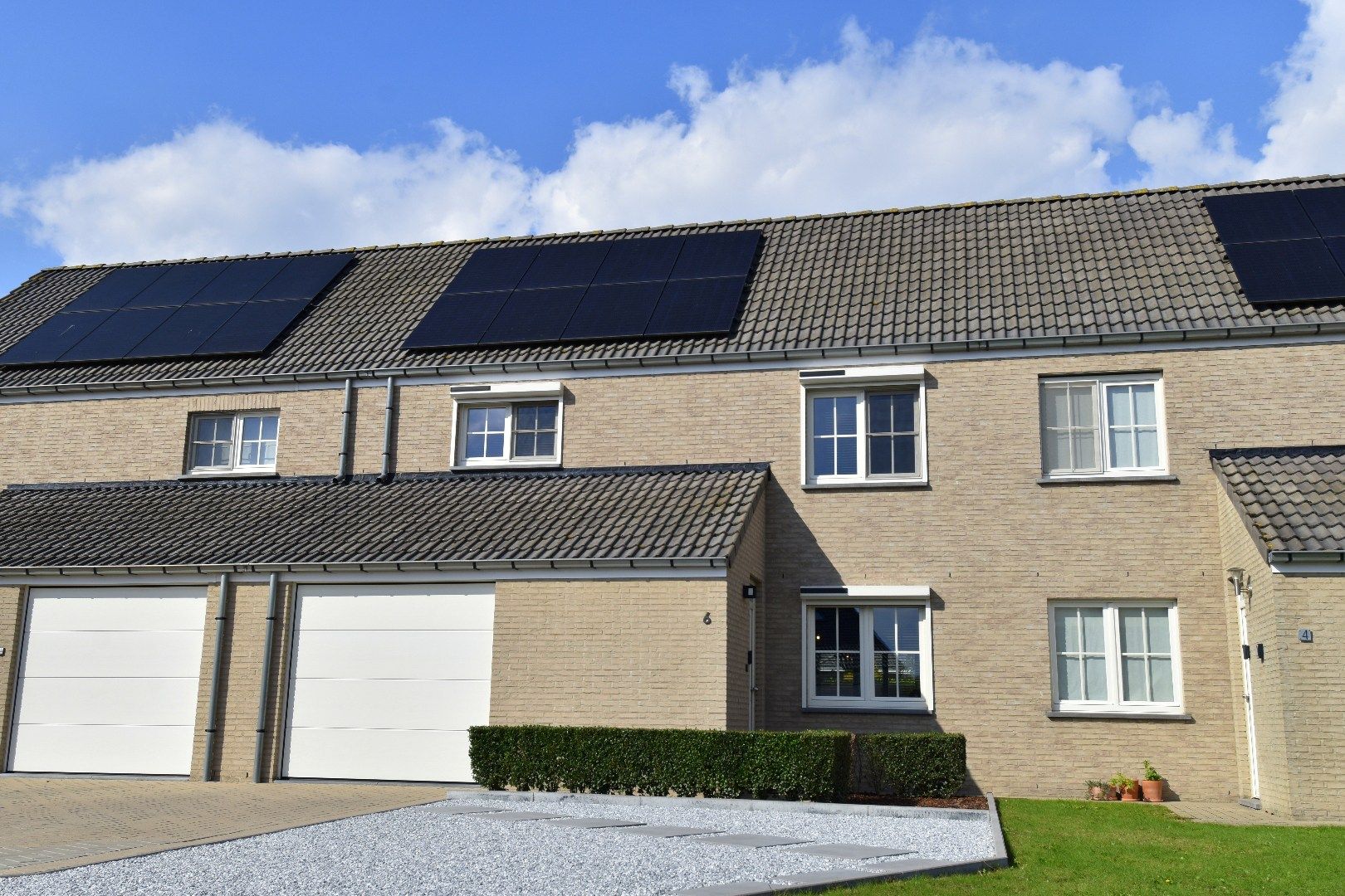 Instapklare gezinswoning (energielabel A) met 3 slaapkamers, garage en zonnige tuin te Harelbeke foto {{pictureIndex}}
