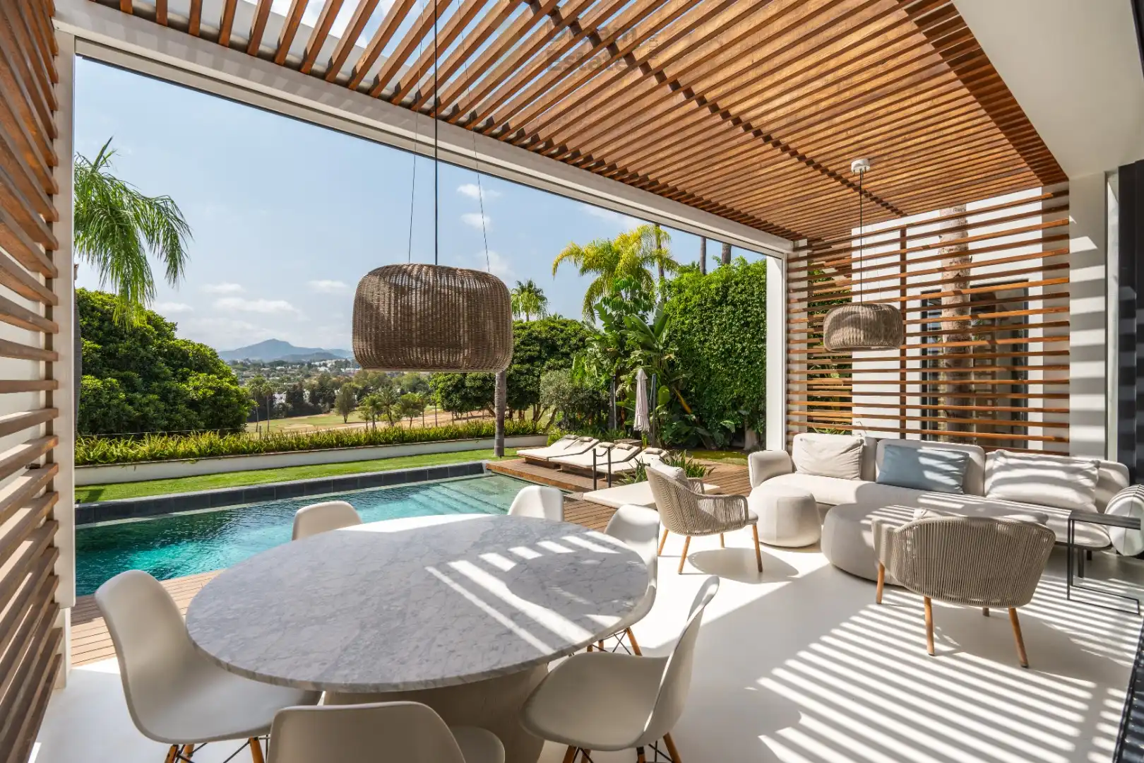 Unieke eerstelijns golfvilla in een exclusieve 'gated community' te Nueva Andalucia foto 3