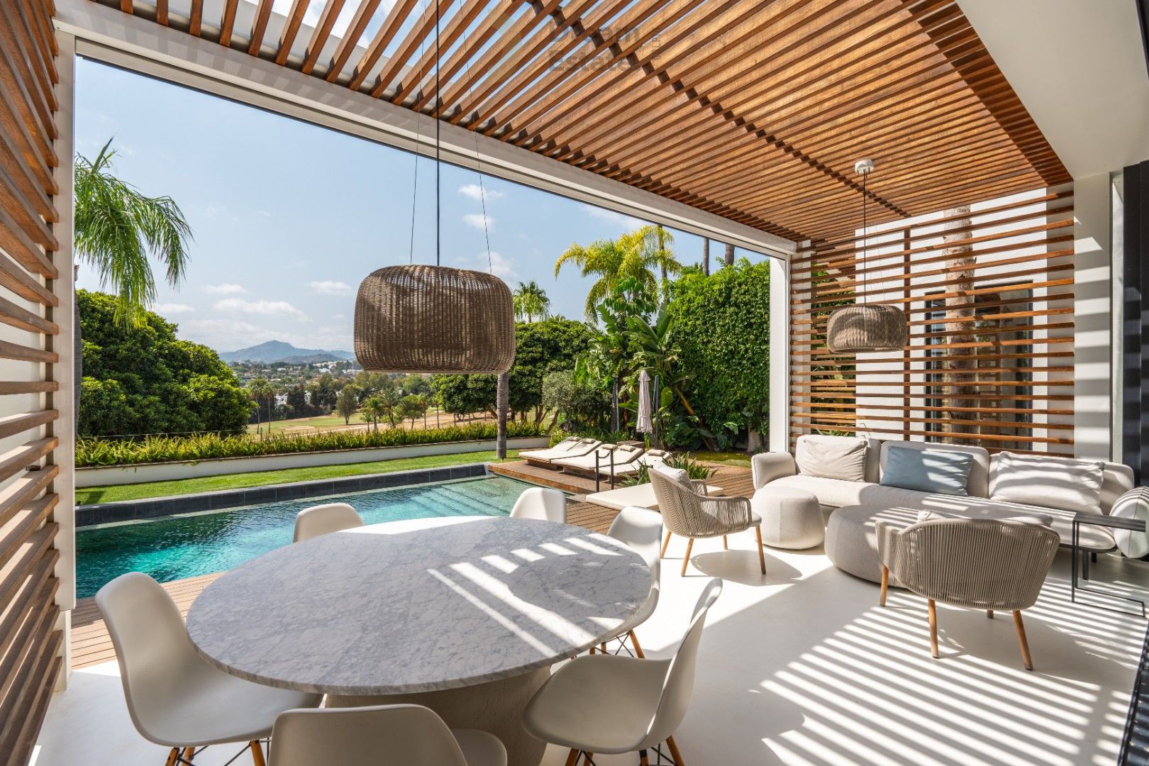 Unieke eerstelijns golfvilla in een exclusieve 'gated community' te Nueva Andalucia foto 3