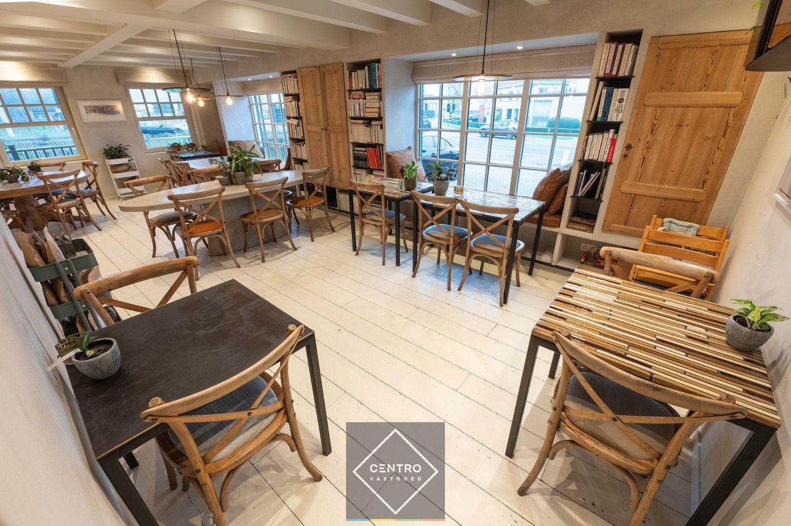 Recent (Bj. 2016) Mi CASA - HANDELSHUIS (538m2), voorzien van grote polyvalente ruimten (vrij beroep, toonzaal, horeca, B&B, ...), 5/6 slaapkamers, 4 badkamers, kelder (114m2), ... Op hoek- en zichtlocatie te Oostkamp. foto 8