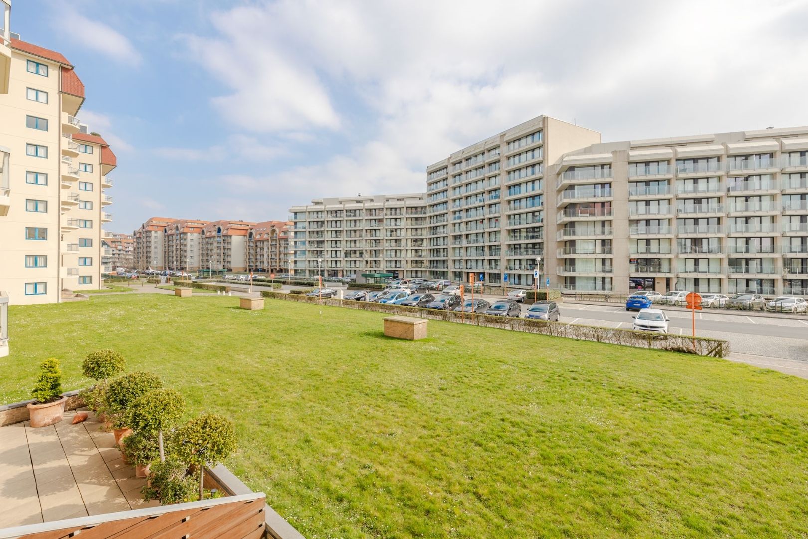 Instapklaar appartement met zuidgericht terras nabij het strand te Nieuwpoort foto 2