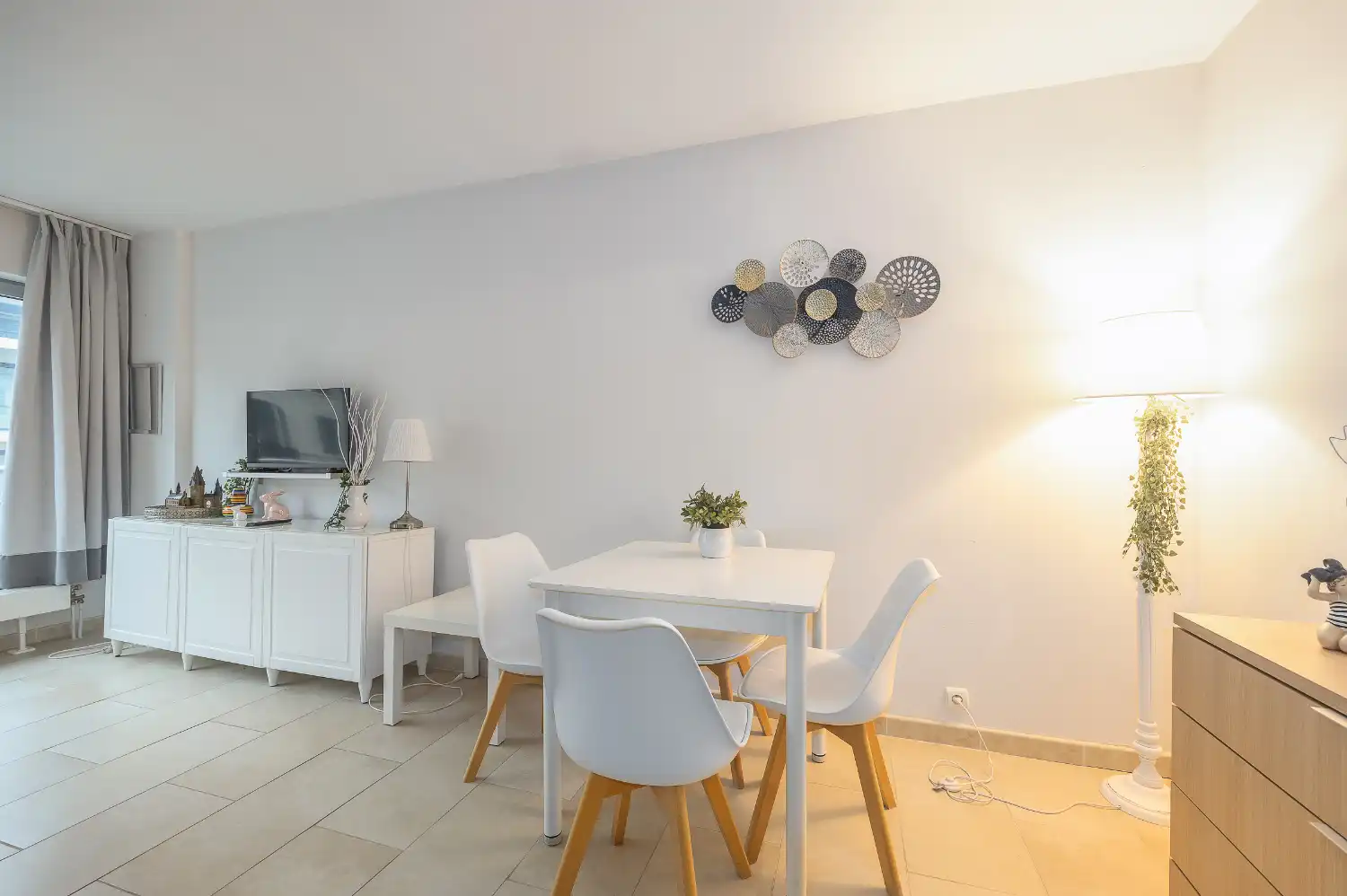 Gemeubelde studio te huur op steenworp van het strand foto 6