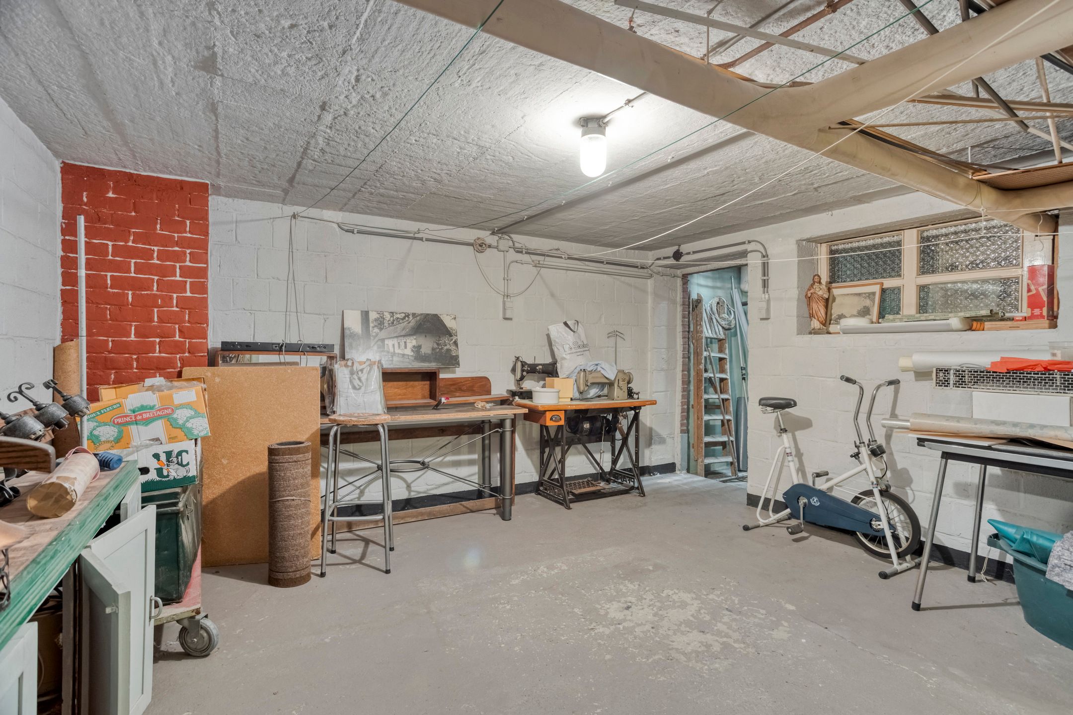 Ruime, op te frissen woning met vier slaapkamers foto 17