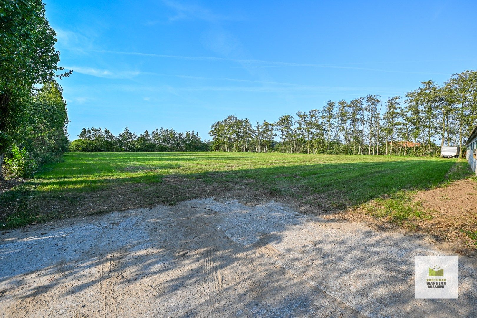 Villa met weide 3.500 m2 en akkerland van 1,4 Ha mét vergunning voor een nieuwe loods van 300 m2  foto 3