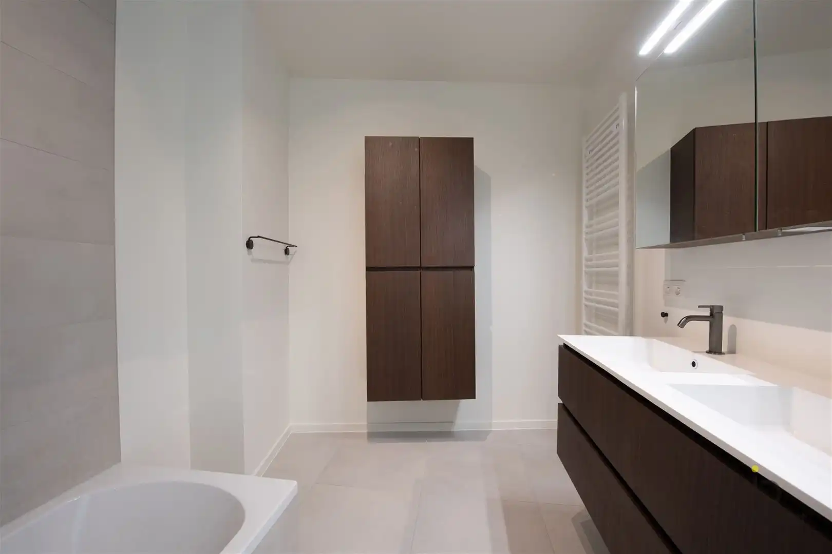 Nieuwbouw gelijkvloers appartement met twee slaapkamers, een tuin en een garage. foto 26