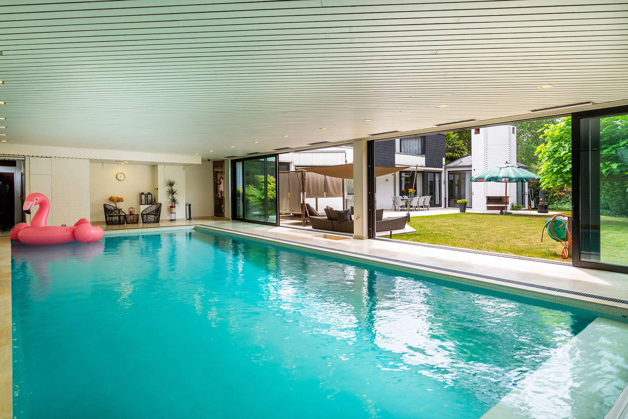 Topgelegen architectenwoning met ruim tuin en binnenzwembad. foto 43