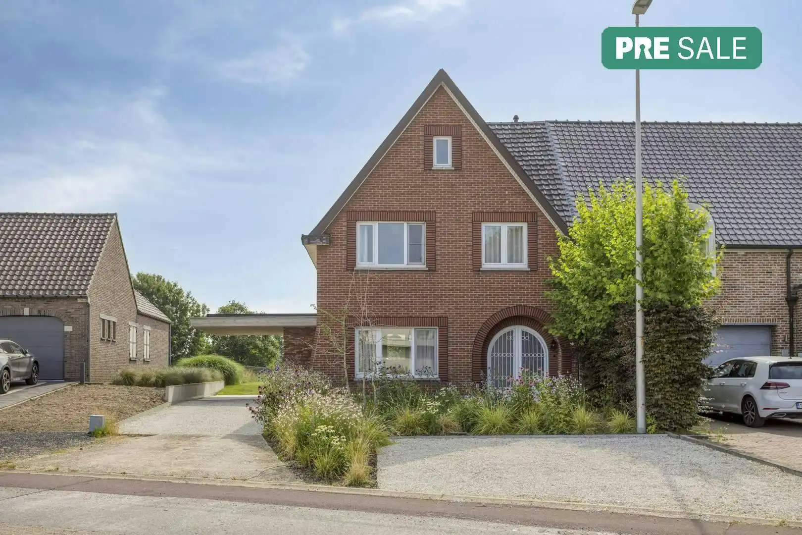 Instapklare halfopen bebouwing op een perceel van 10a62 met prachtig uitzicht foto {{pictureIndex}}