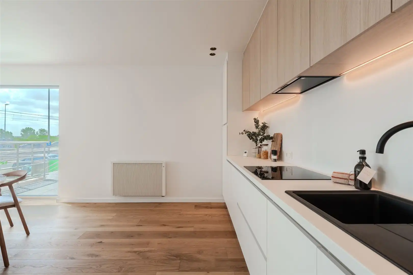 Modern ingericht één slaapkamer appartement foto 15