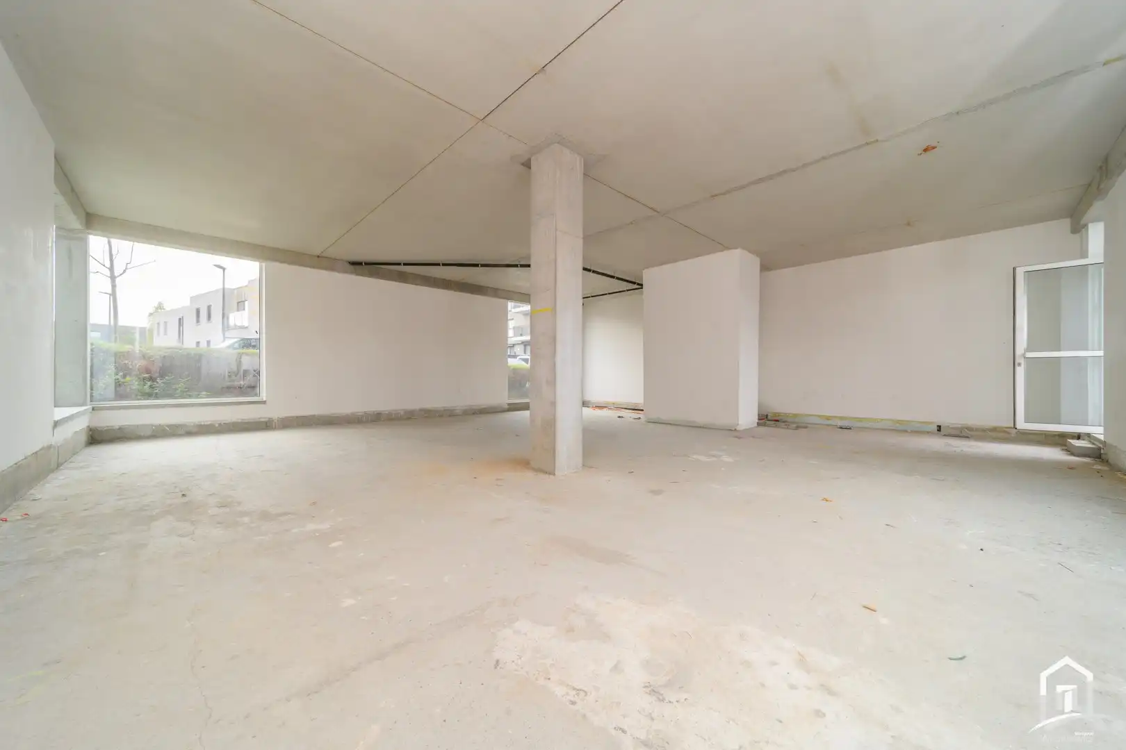 Recente casco handels- of kantoorruimte met sterke investeringswaarde in Sint-Pieters-Leeuw foto 2