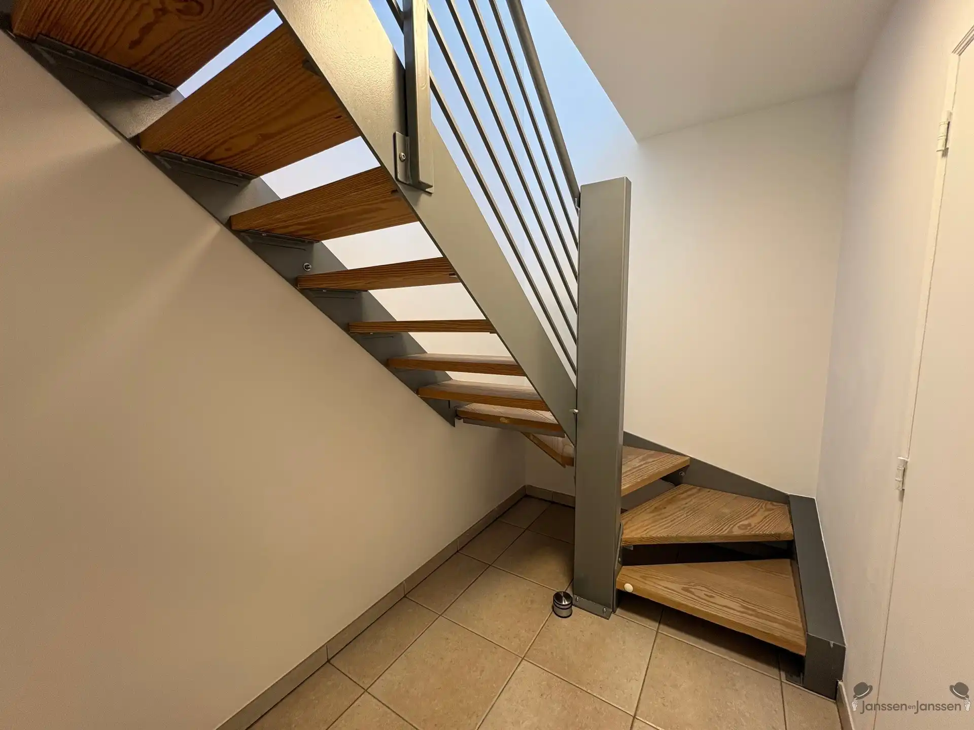 Ruim duplex appartement met terras en ondergrondse staanplaats te huur in Leopoldsburg  foto 12