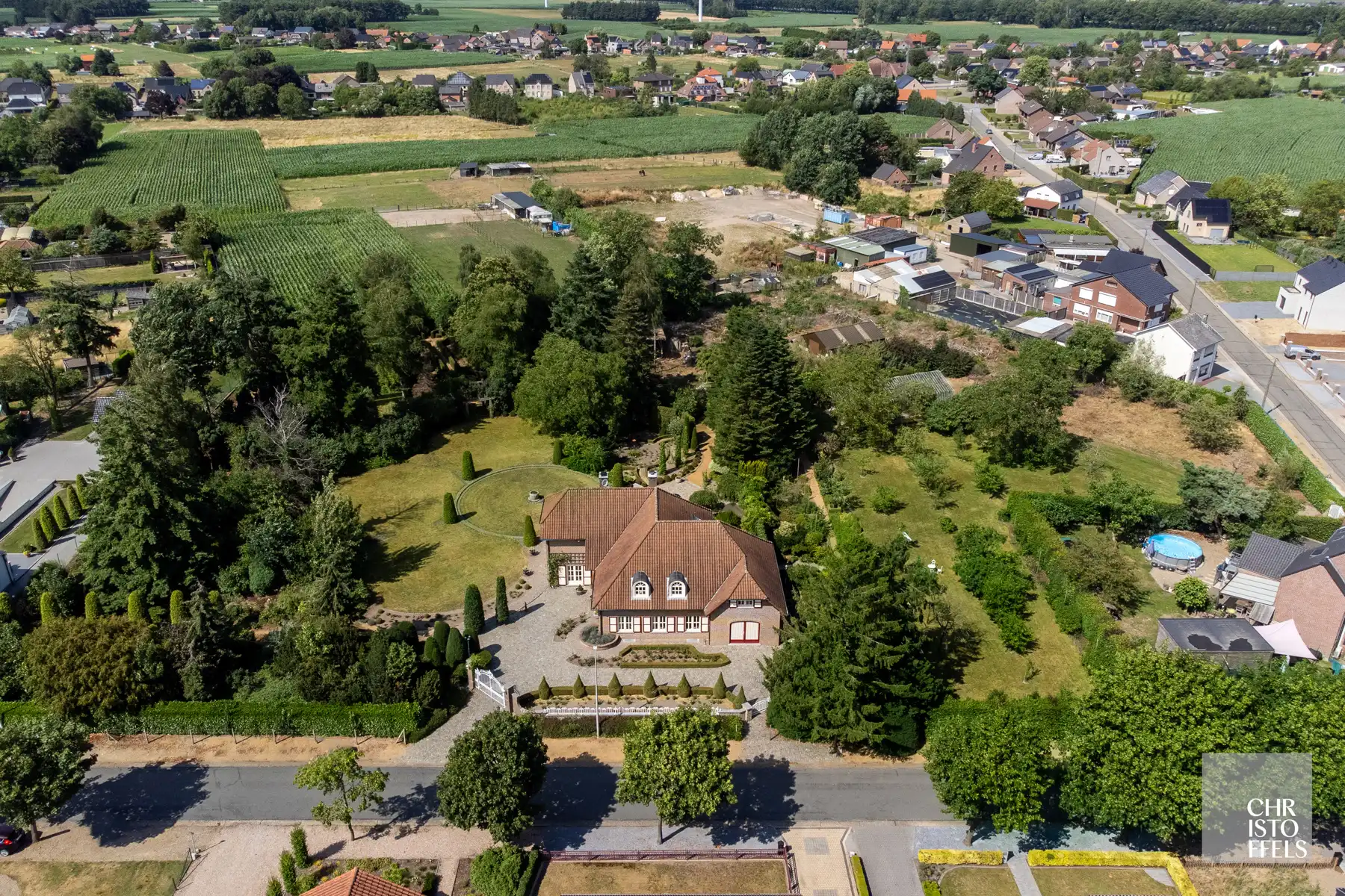 Riante en verzorgde villa van 694m2 op 1ha 00a 18ca! foto 4