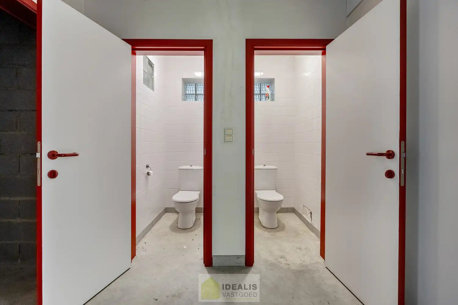IDEALIS VASTGOED – Industrieel bedrijfsgebouw van maar liefst +-5000m² bruikbare oppervlakte, bestaande uit bedrijfshallen, kantoor- en vergaderruimtes en een appartement met een centrale ligging op industrieterrein Genk Zuid op een perceel van 10.326m² (1,03 hectare). foto 38