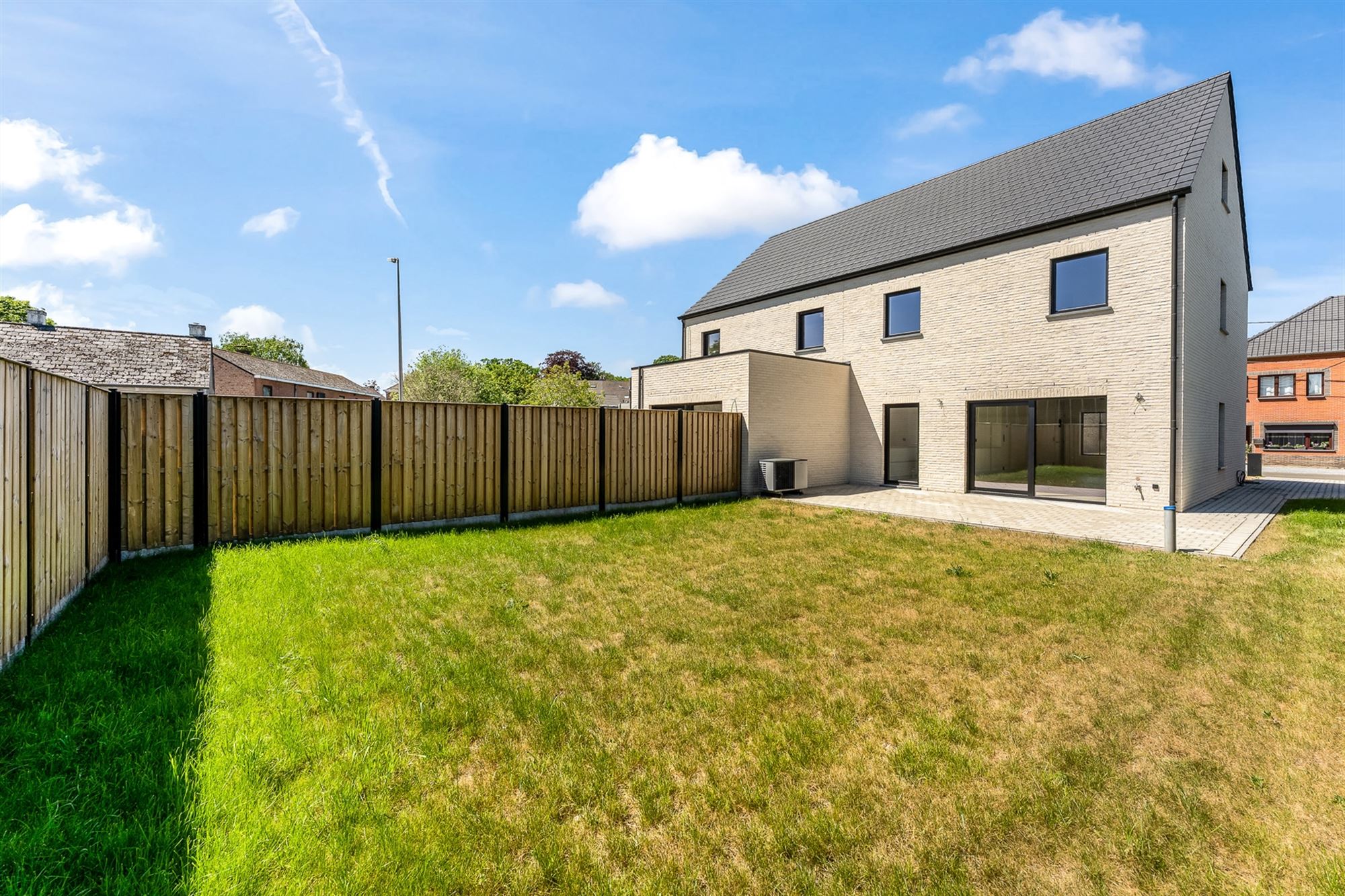 PRACHTIG AFGEWERKTE NIEUWBOUWWONING (195m²)  MET 3 SLAAPKAMERS + ZOLDER EN AFGEWERKTE TUIN TE BERINGEN foto 2