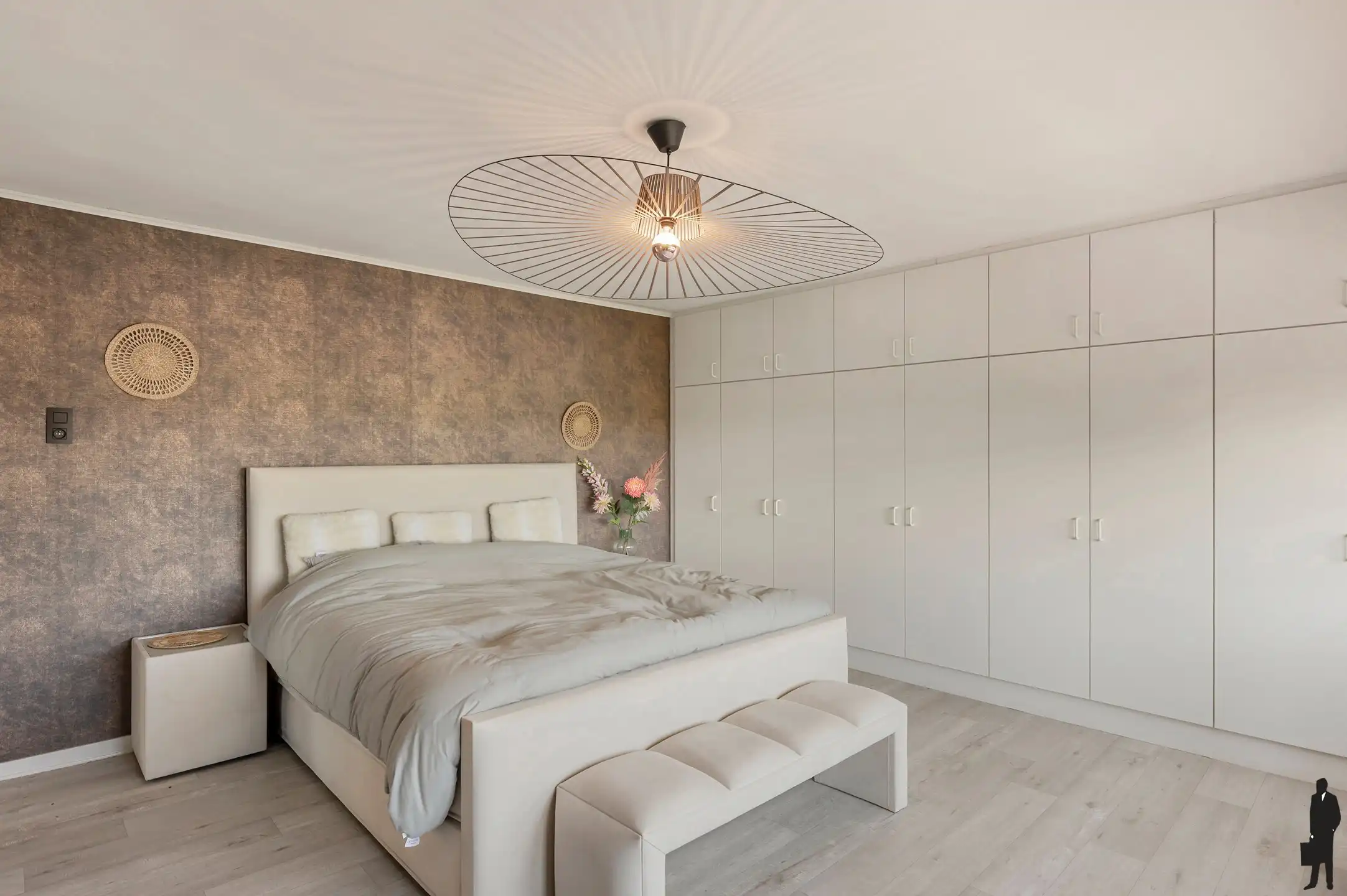 Rustig gelegen ruime gezinswoning met maar liefst 7 slaapkamers, meerdere garages en tal van praktische troeven. foto 14