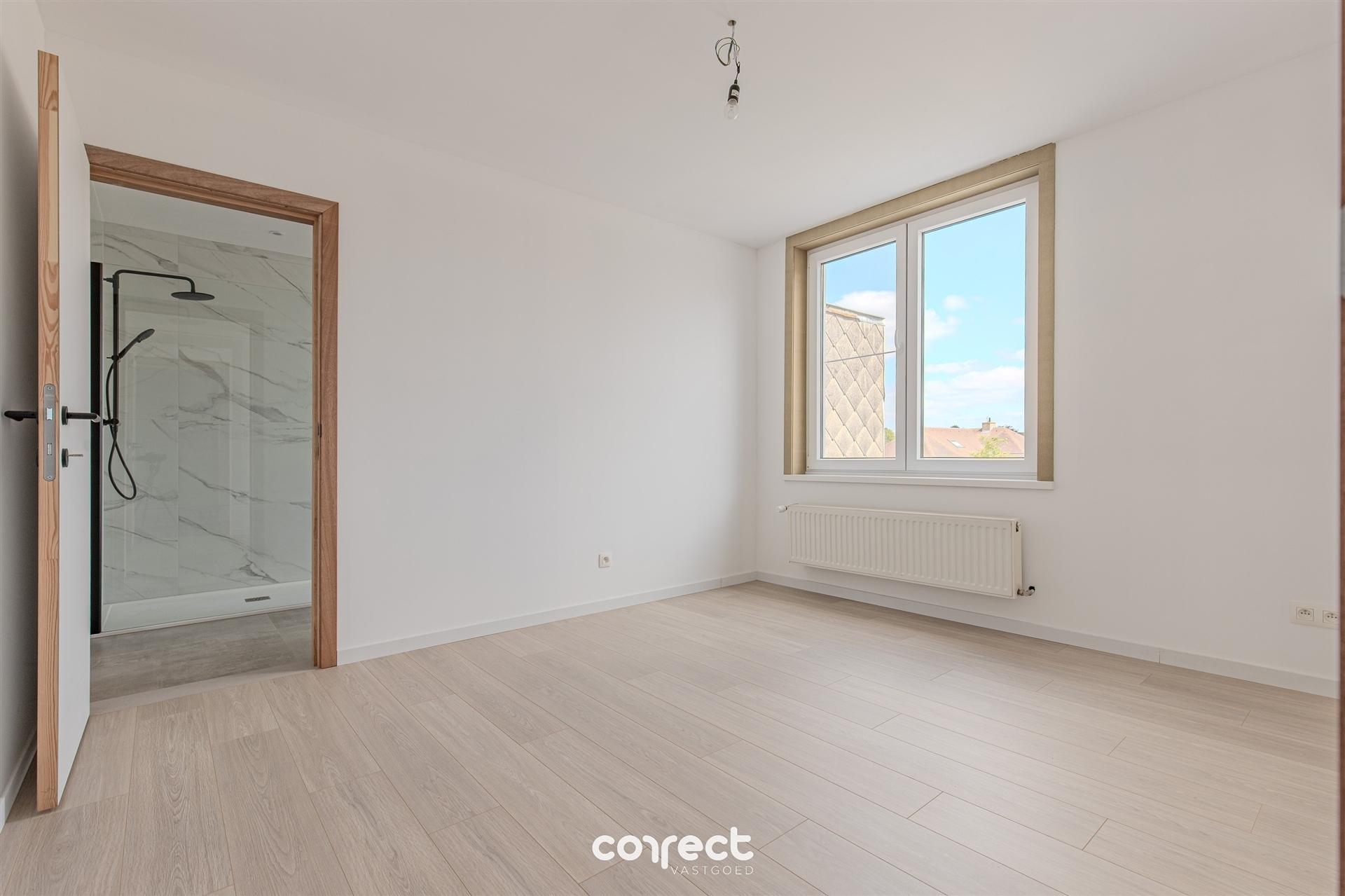 Volledig gerenoveerde, stijlvolle woning met 4 slaapkamers, 2 badkamers en een ruime zongerichte tuin, Instapklaar en energiezuinig! foto 10