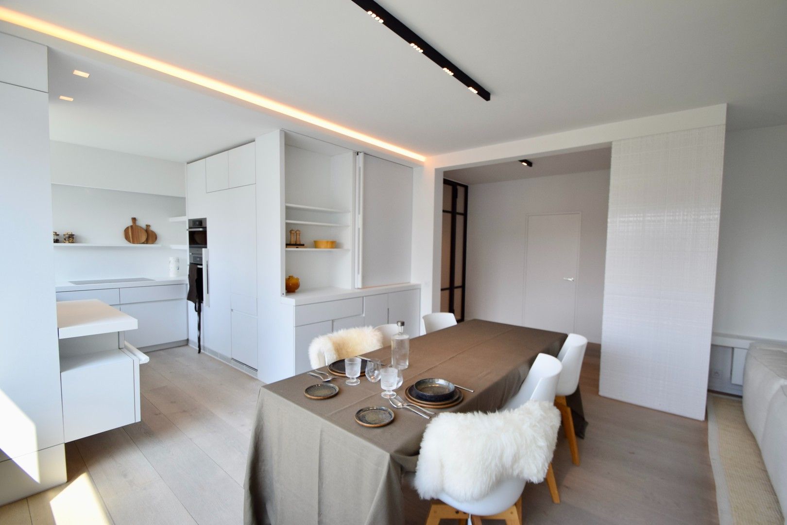 Volledig gerenoveerd hoekappartement in een standingvolle villaresidentie gelegen in het Zoute. foto 8
