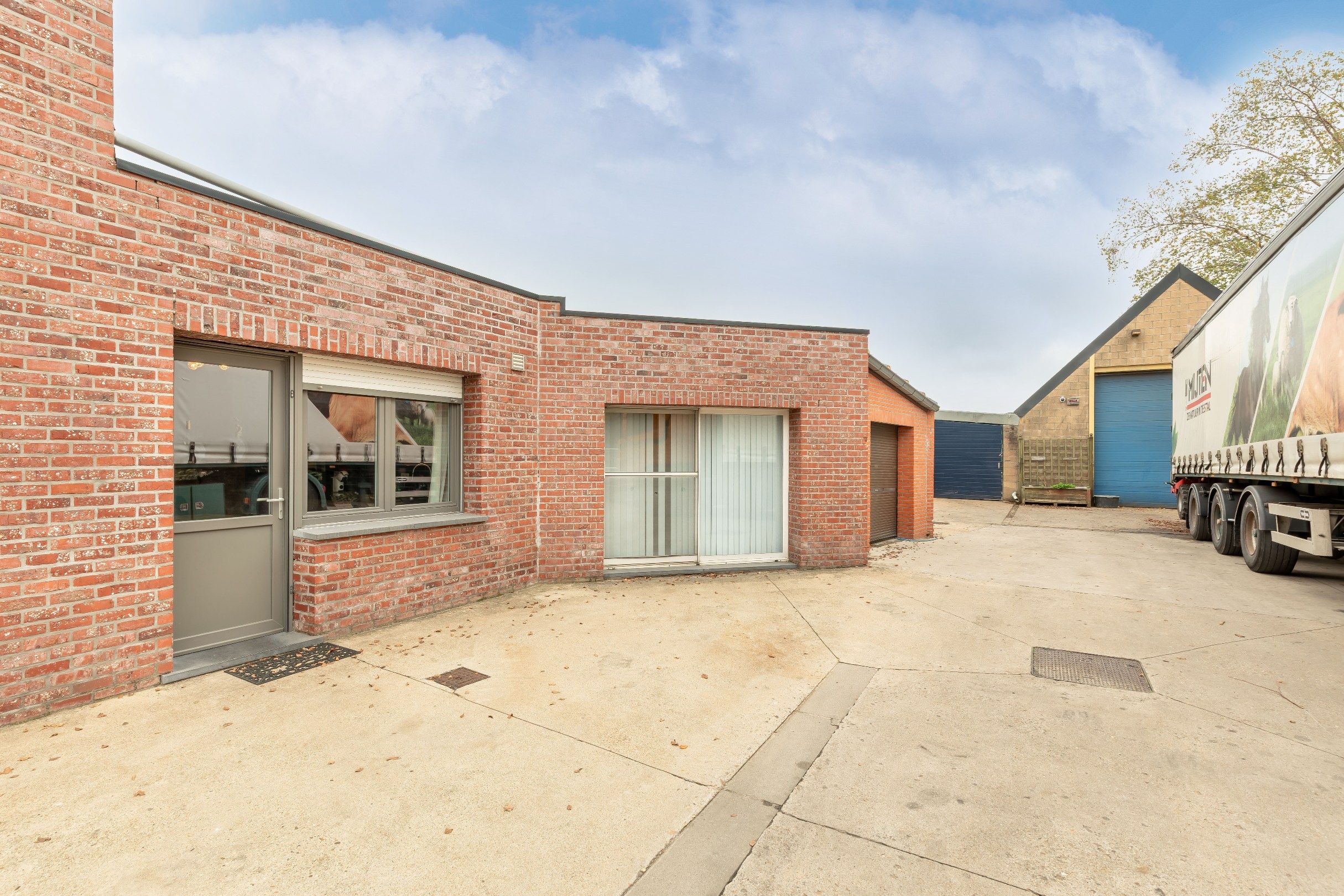 Woning met achterliggende grote loodsen (220m2) foto 3