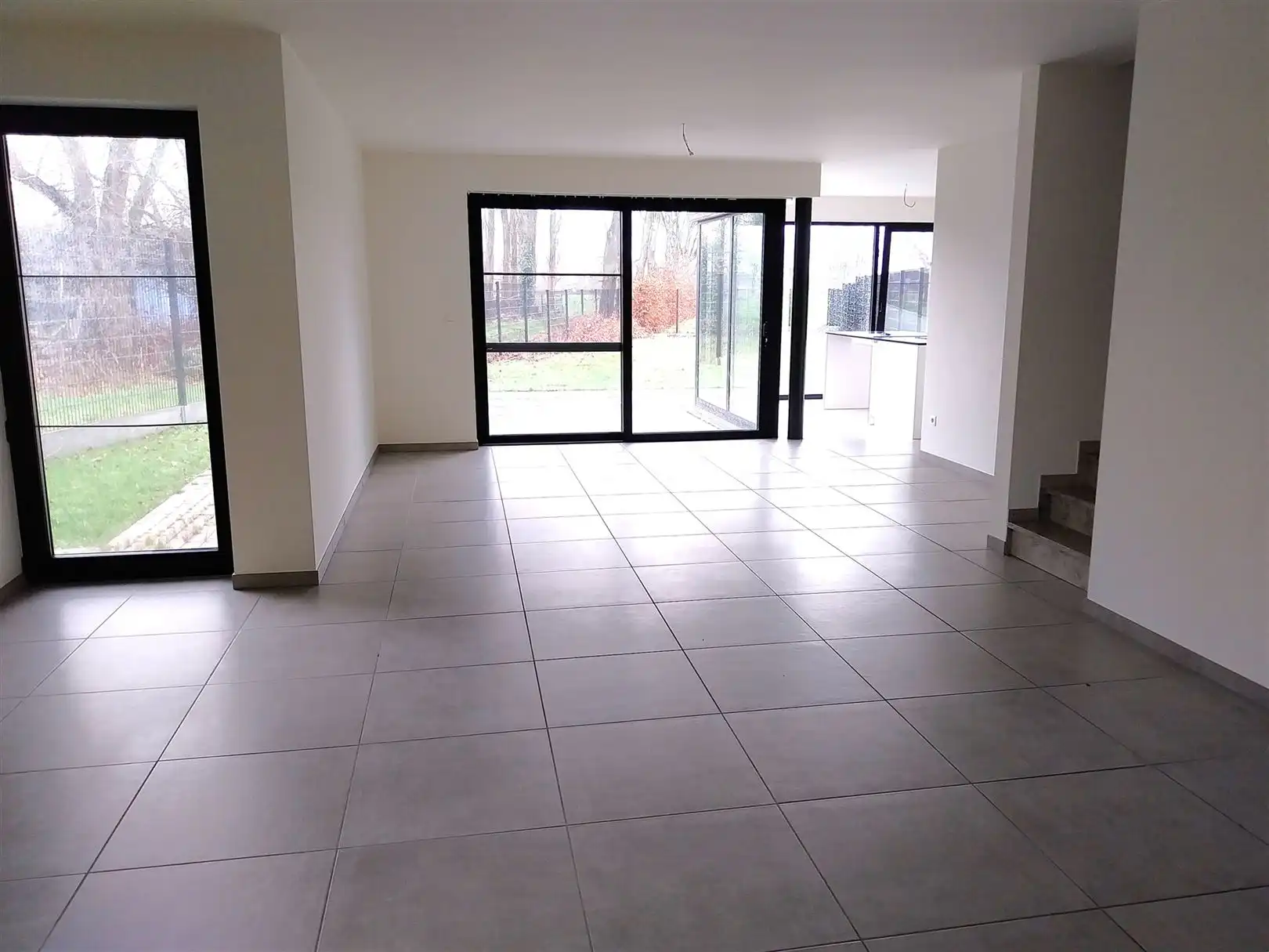 TE  HUUR: Halfopen bebouwing met 3 slaapkamers in Pelt! foto 2