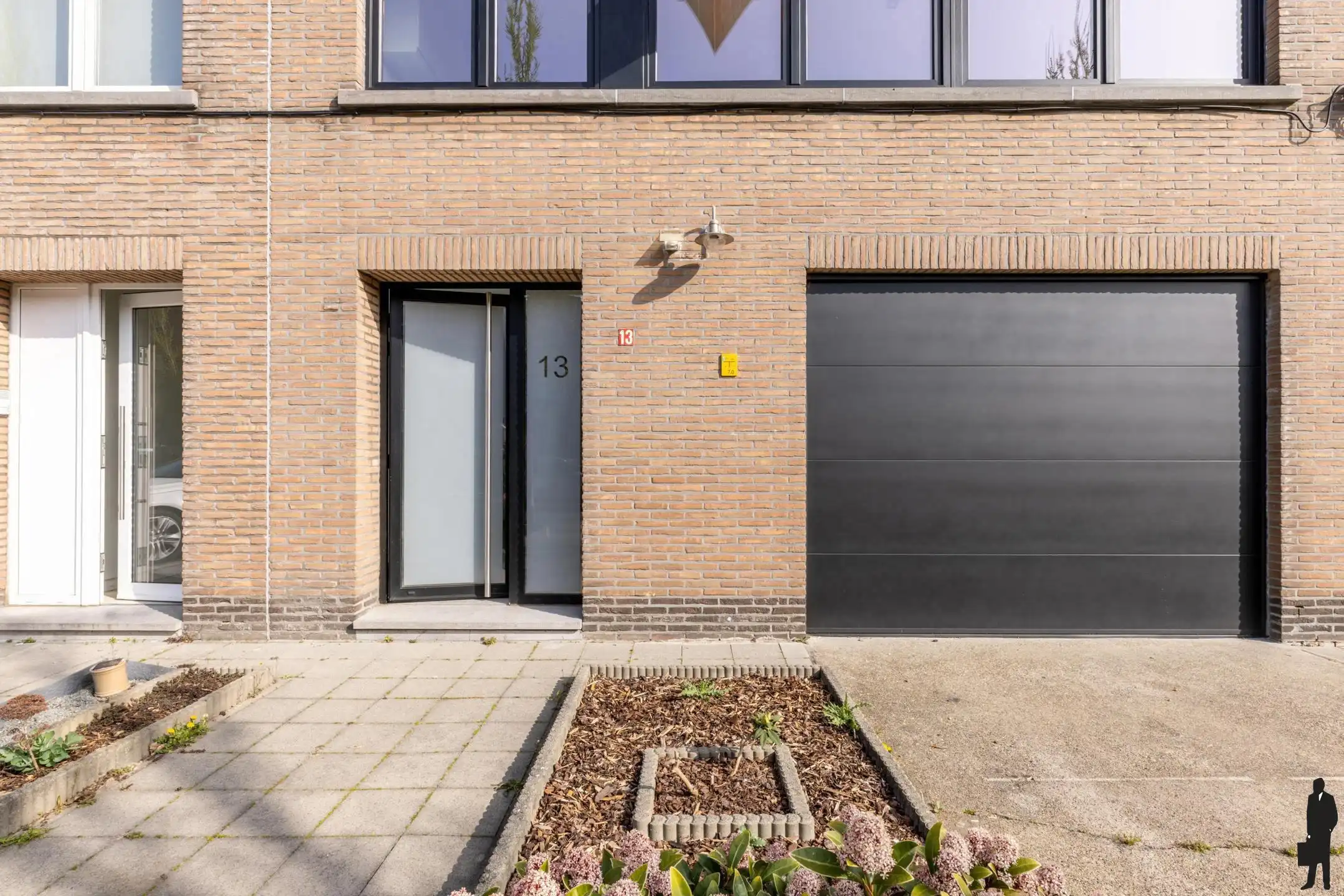 Gerenoveerd app met 2 slpk, terras en ruime inpandige garage foto 22