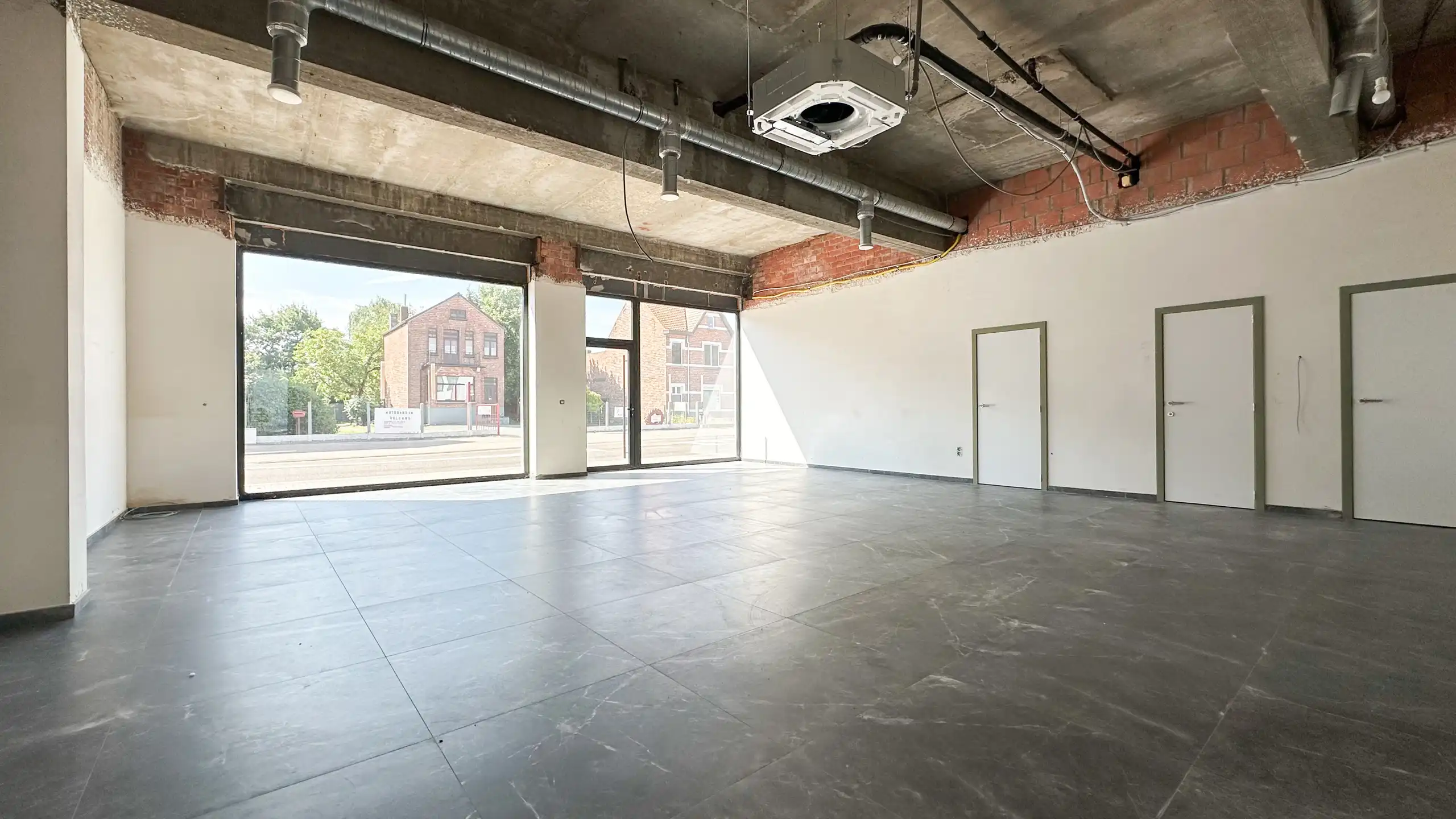 Afgewerkt handelspand van 90m² in Heppen met parkeerplaats! foto 4