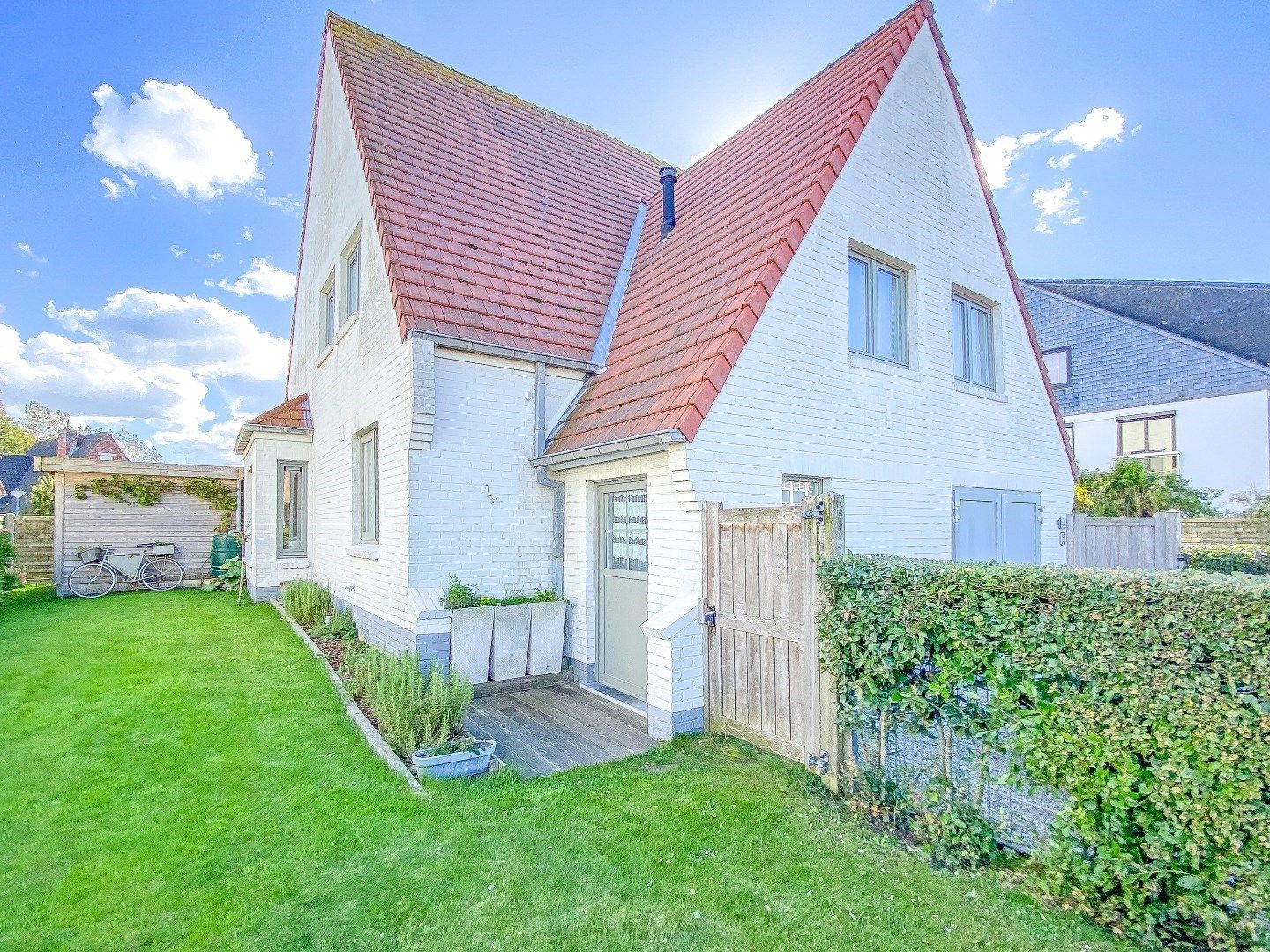 Ruime woning op wandelafstand van de zee. foto {{pictureIndex}}