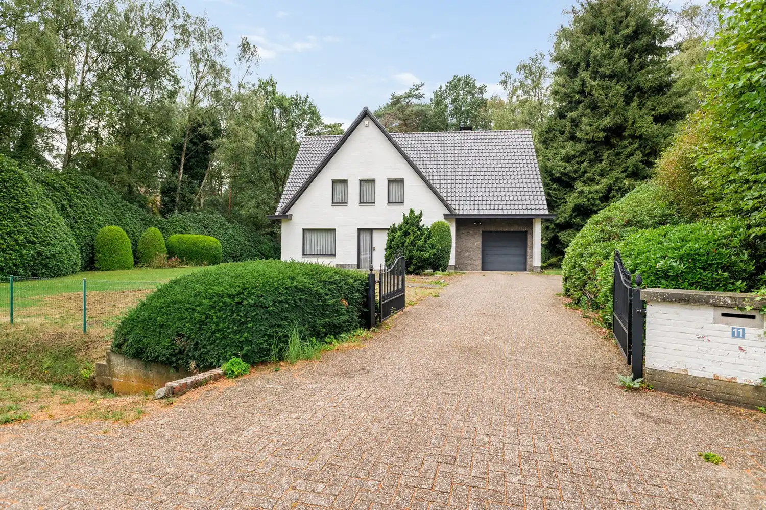 Ruime woning met 4 slaapkamers op een riant perceel te Schoten! foto 2