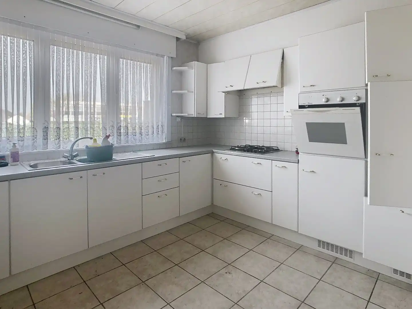 Woning met 2 slaapkamers, garage , berging en grote tuin  foto 2