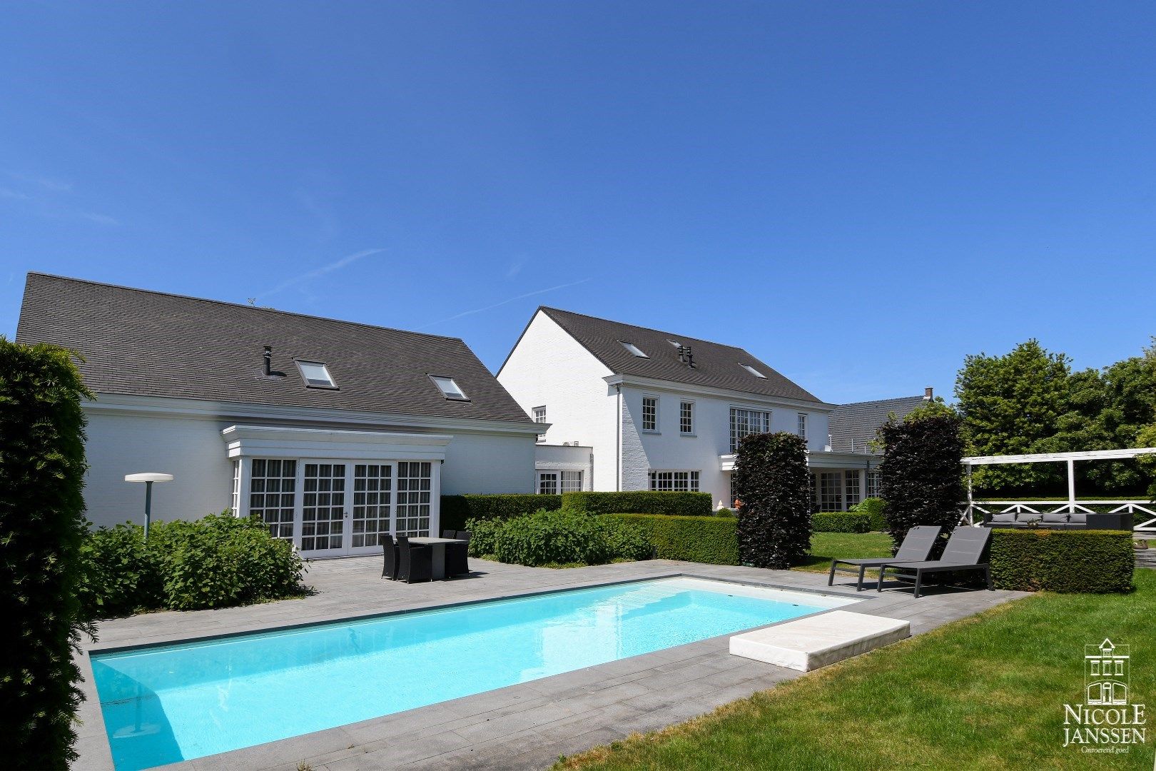 Luxueus en ruim ingedeeld landhuis met naastliggend garagegebouw met appartement foto 43