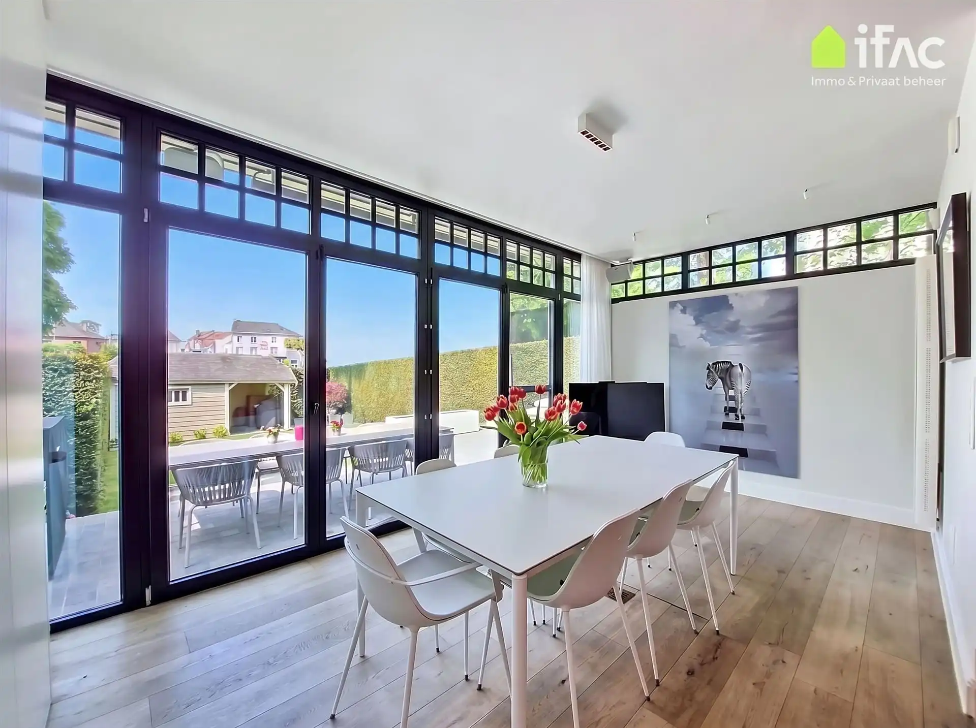 Luxe gerenoveerde 3-gevel met 2 parkings en tuin foto 9