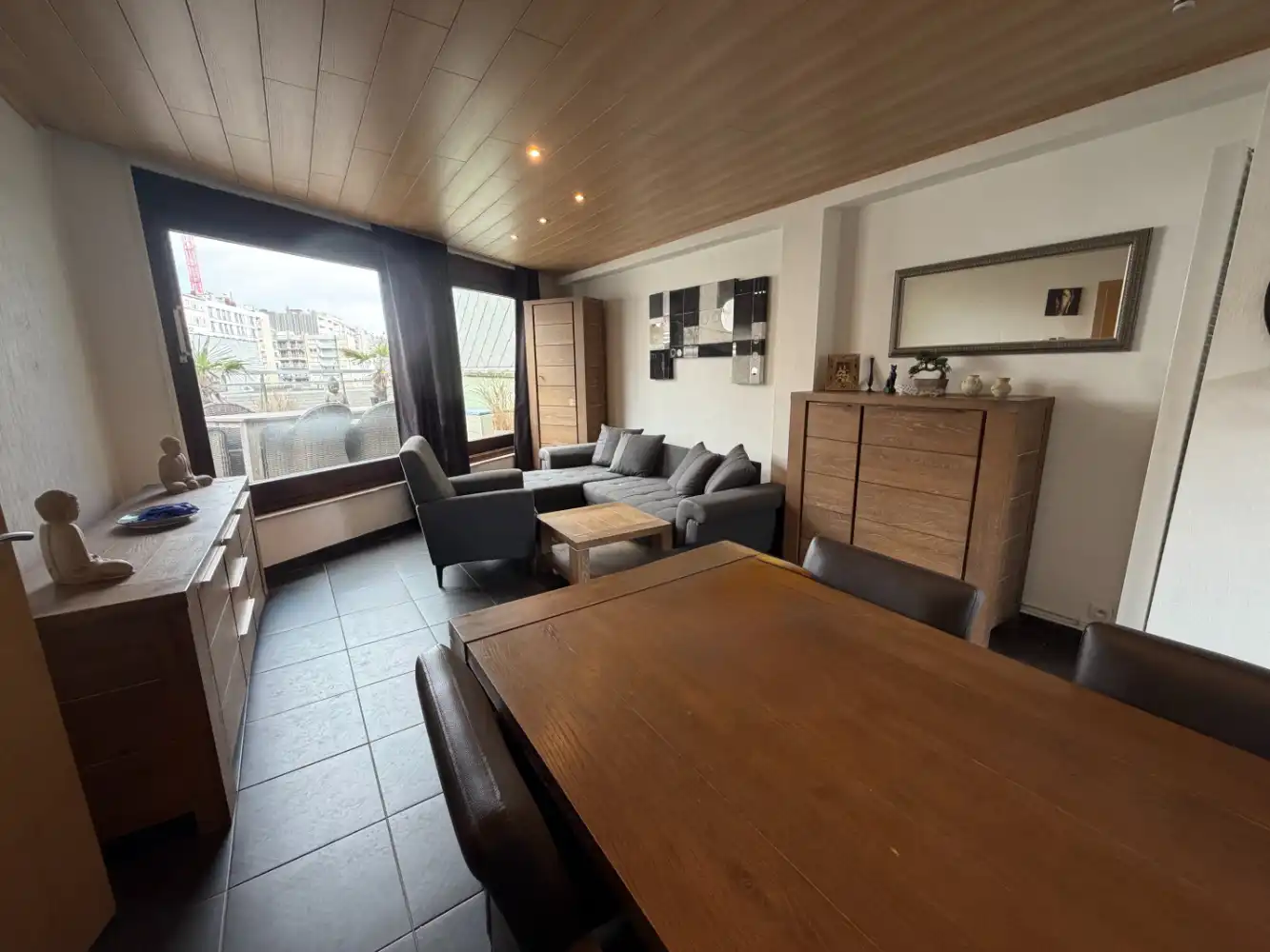 Dit charmante penthouse met één slaapkamer onderscheidt zich door zijn uitzonderlijke terrassen rondom het appartement. Dankzij de ruime buitenruimtes geniet u op elk moment van de dag van de zon en het buitenleven. Een unieke woonbeleving voor wie op zoek is naar een combinatie van comfort, rust en een overvloed aan buitenruimte. foto 4