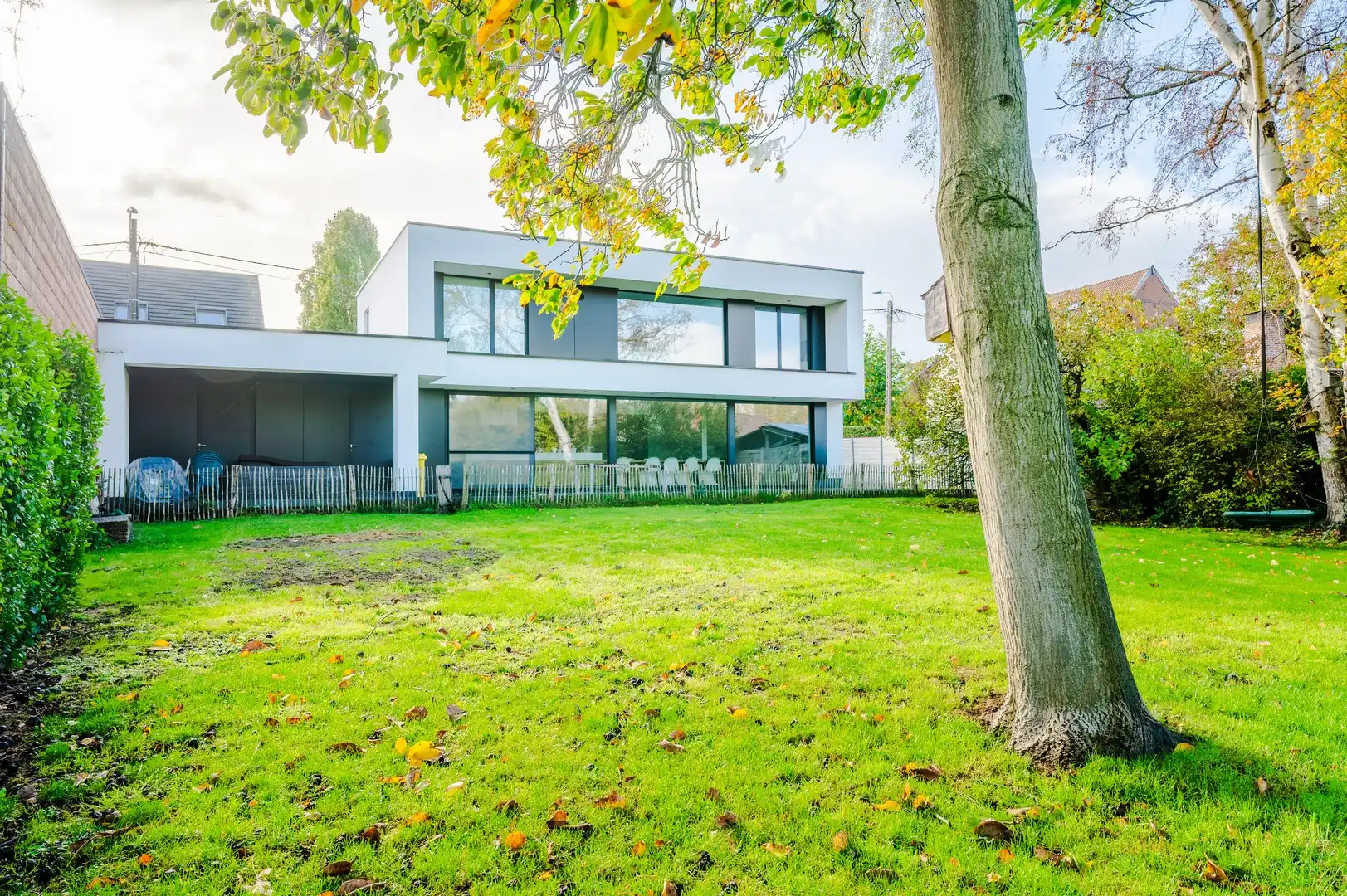 Moderne, energiezuinige woning op 1021 m² vlak bij het Zeekanaal foto {{pictureIndex}}