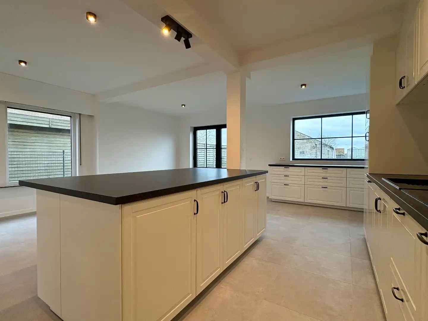 Gerenoveerde woning te huur in Wingene op 1197m² foto 2