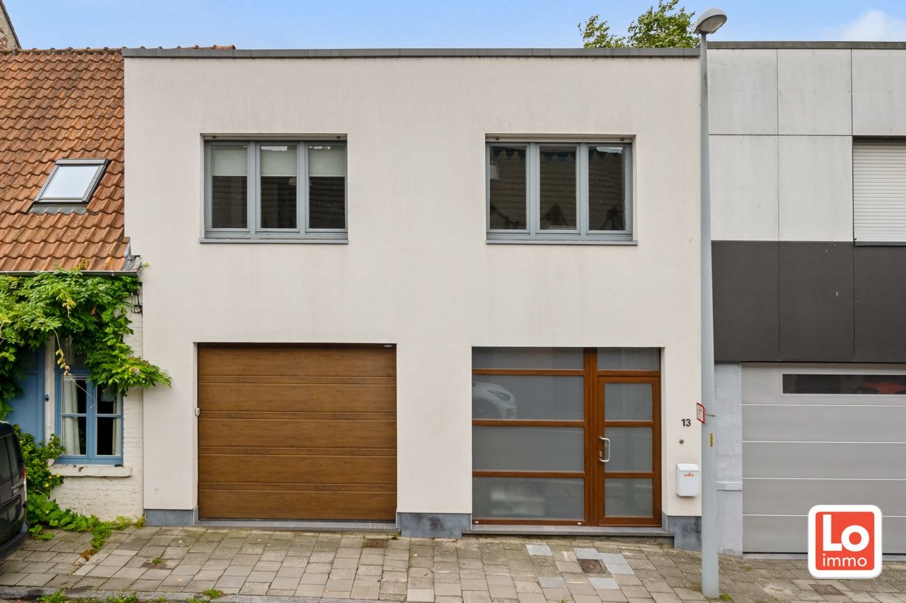 VERKOCHT! Instapklare gesloten woning met inpandige garage op een toplocatie vlakbij het centrum van Melle en de Scheldedijk! foto {{pictureIndex}}