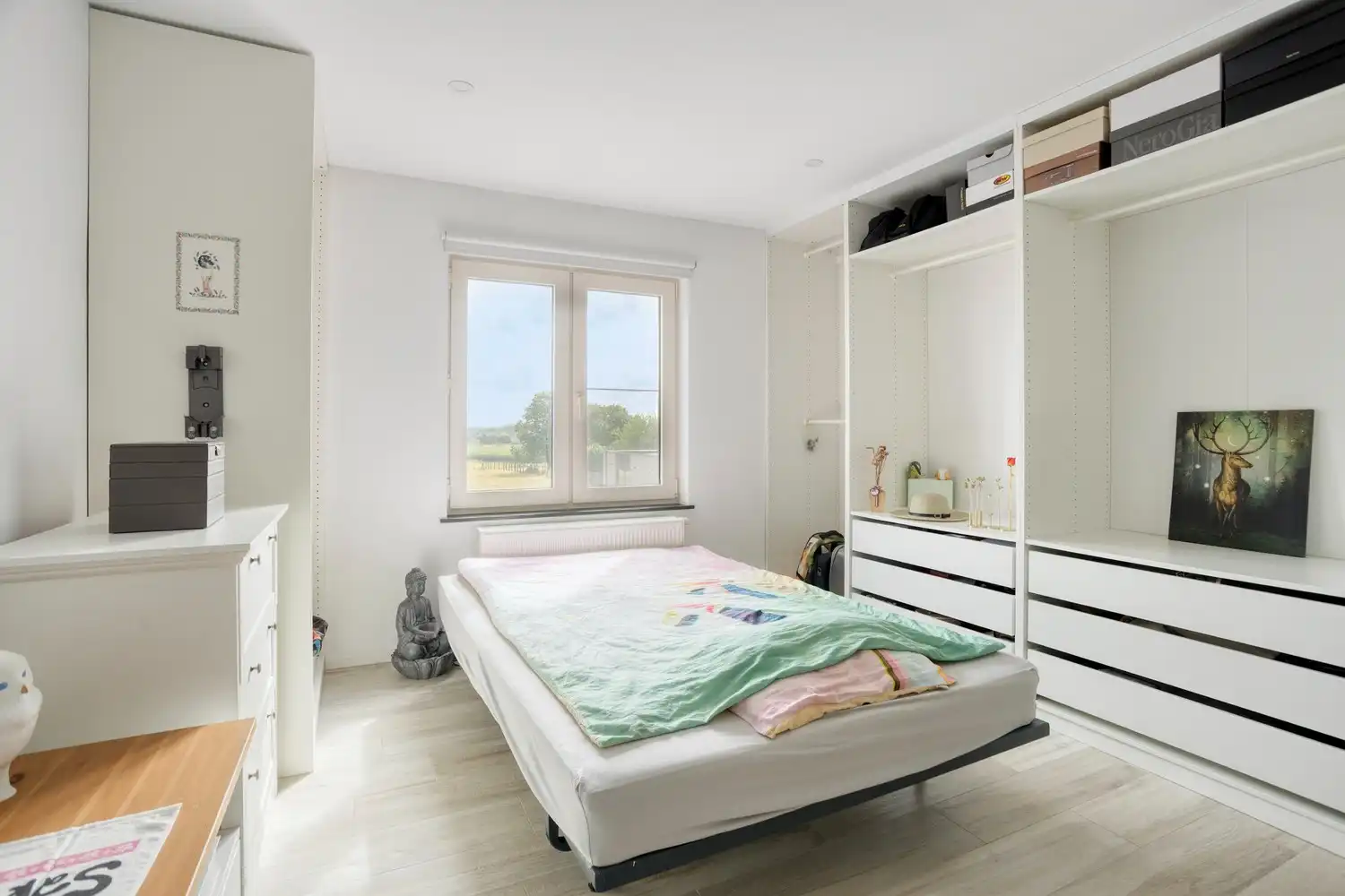 Ruime gerenoveerde gezinswoning met 3 slaapkamers op een uitzonderlijk perceel foto 18