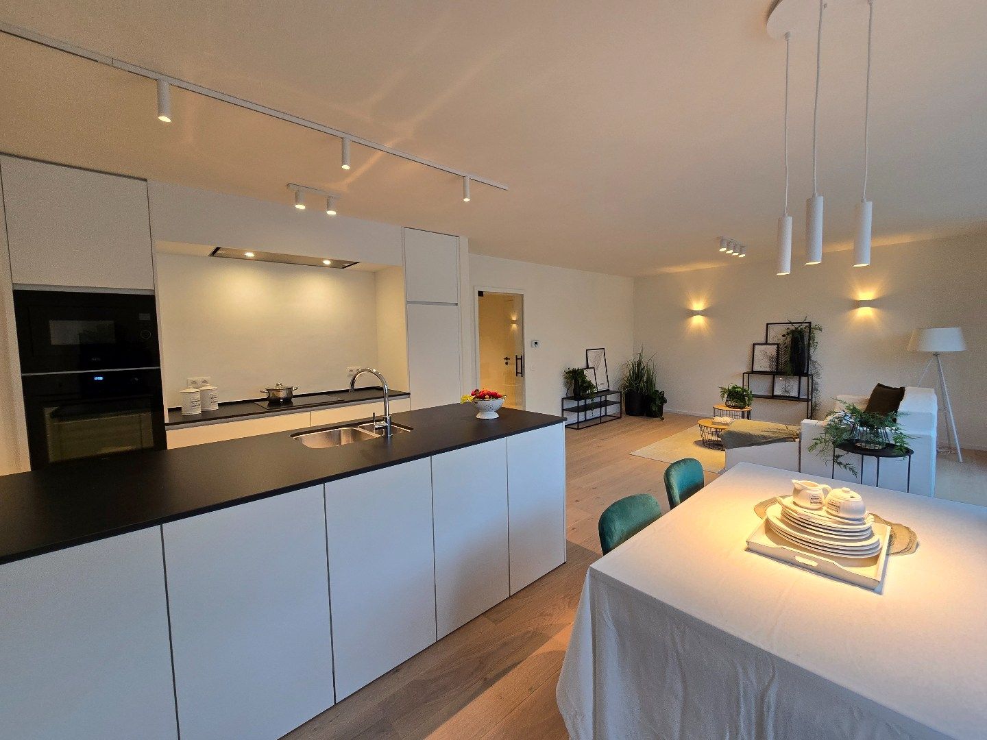 Gerenoveerd appartement met 2 slpk's foto 3