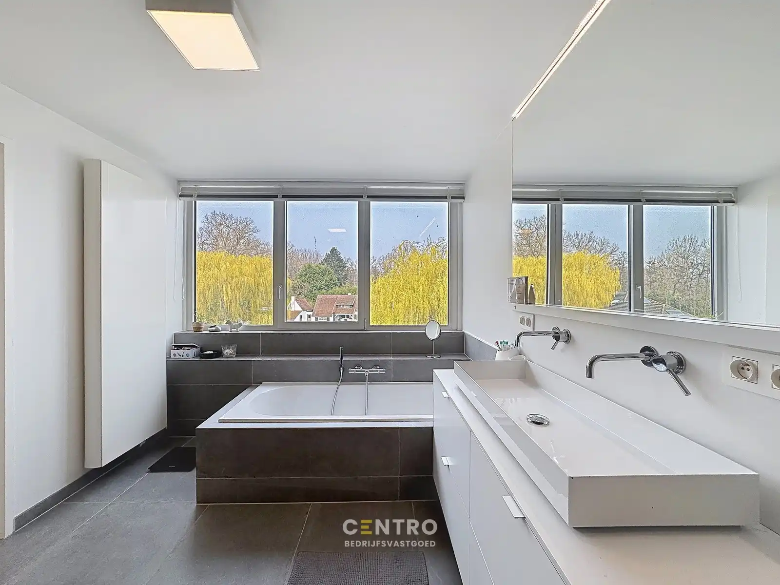 Modern en instapklaar WOON-WERKPAND met professionele ruimten, lichtrijk & ruim APPARTEMENT met zonneterras en aangelegde tuin. foto 21