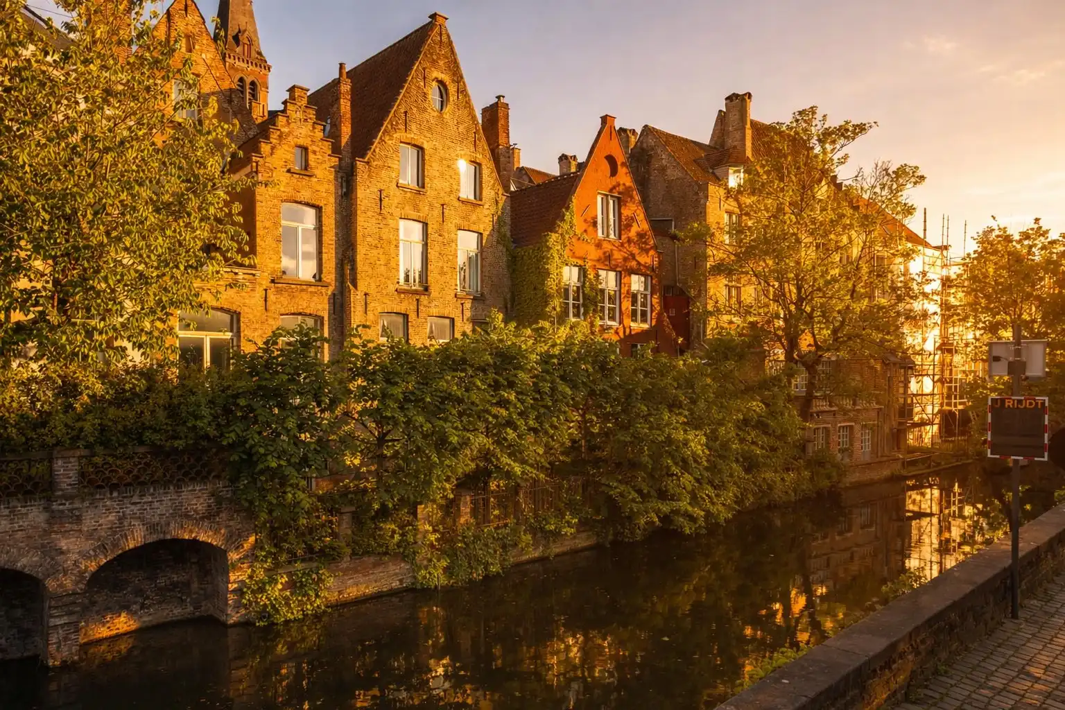 Monumentaal gerestaureerd herenhuis aan de Brugse Reien foto 2
