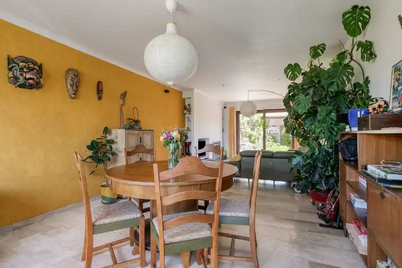 VERZORGDE INSTAPKLARE RIJWONING MET GARAGE EN GEZELLIGE TUIN foto 5