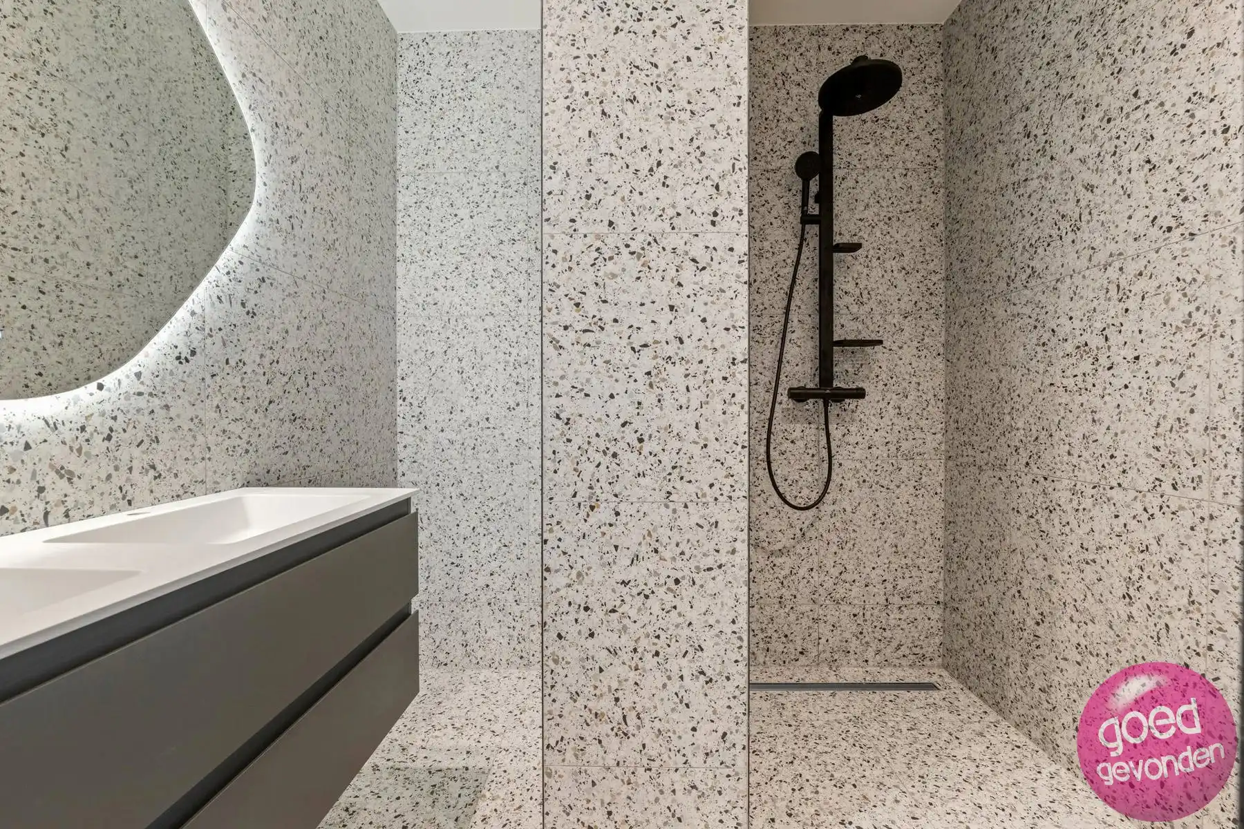 NIEUW APP - 1of2 SLK - TERRAS - KELDER - CENTRUM - GEEN BTW foto 15