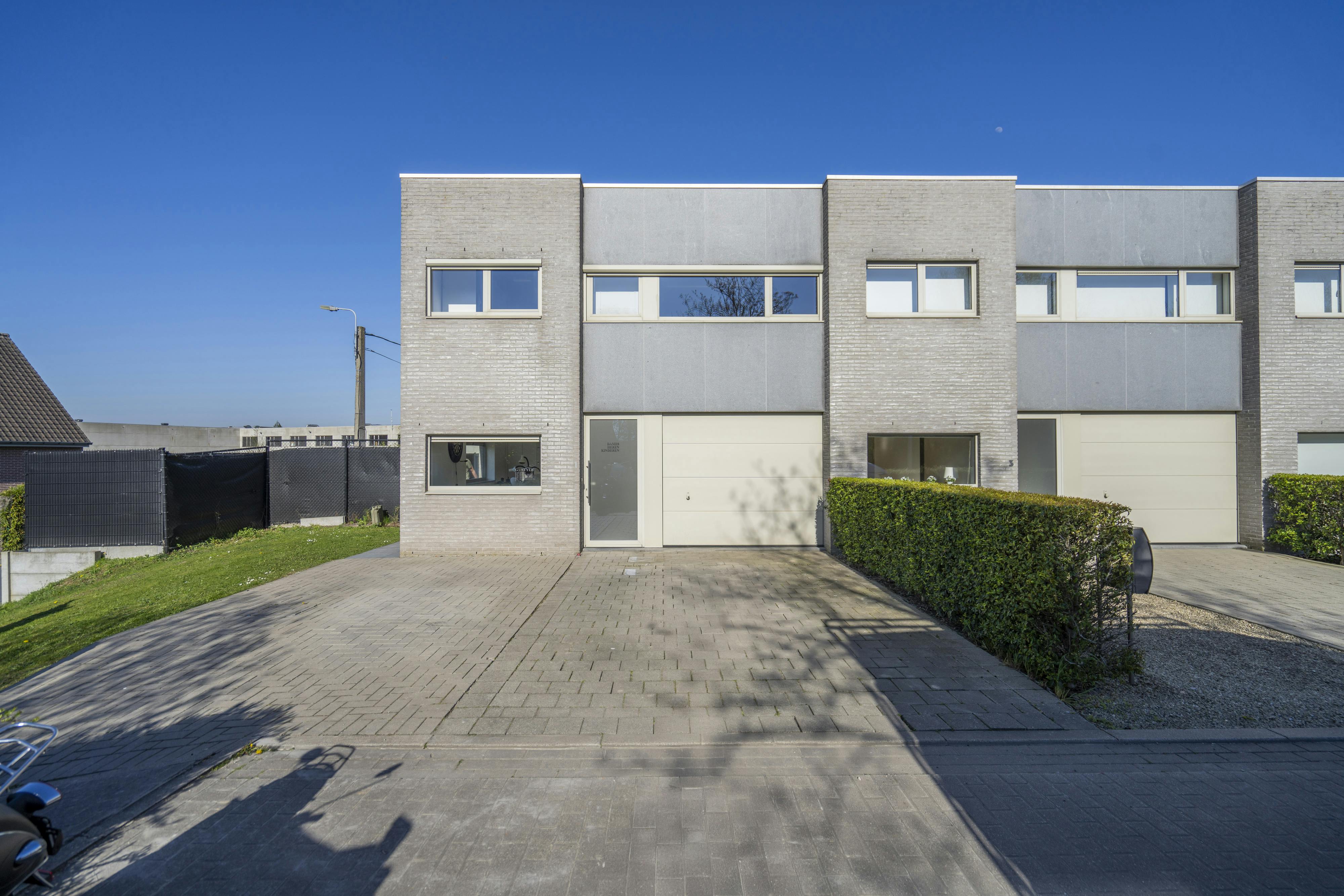 Instapklare gezinswoning met 4 slaapkamers op Hoog Kortrijk foto {{pictureIndex}}