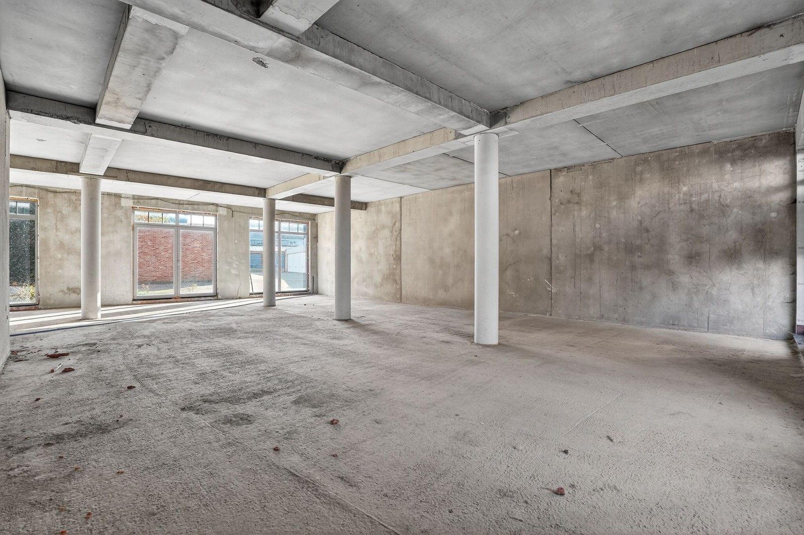 Casco handelsruimte met garage in het centrum van Oostrozebeke! foto 9