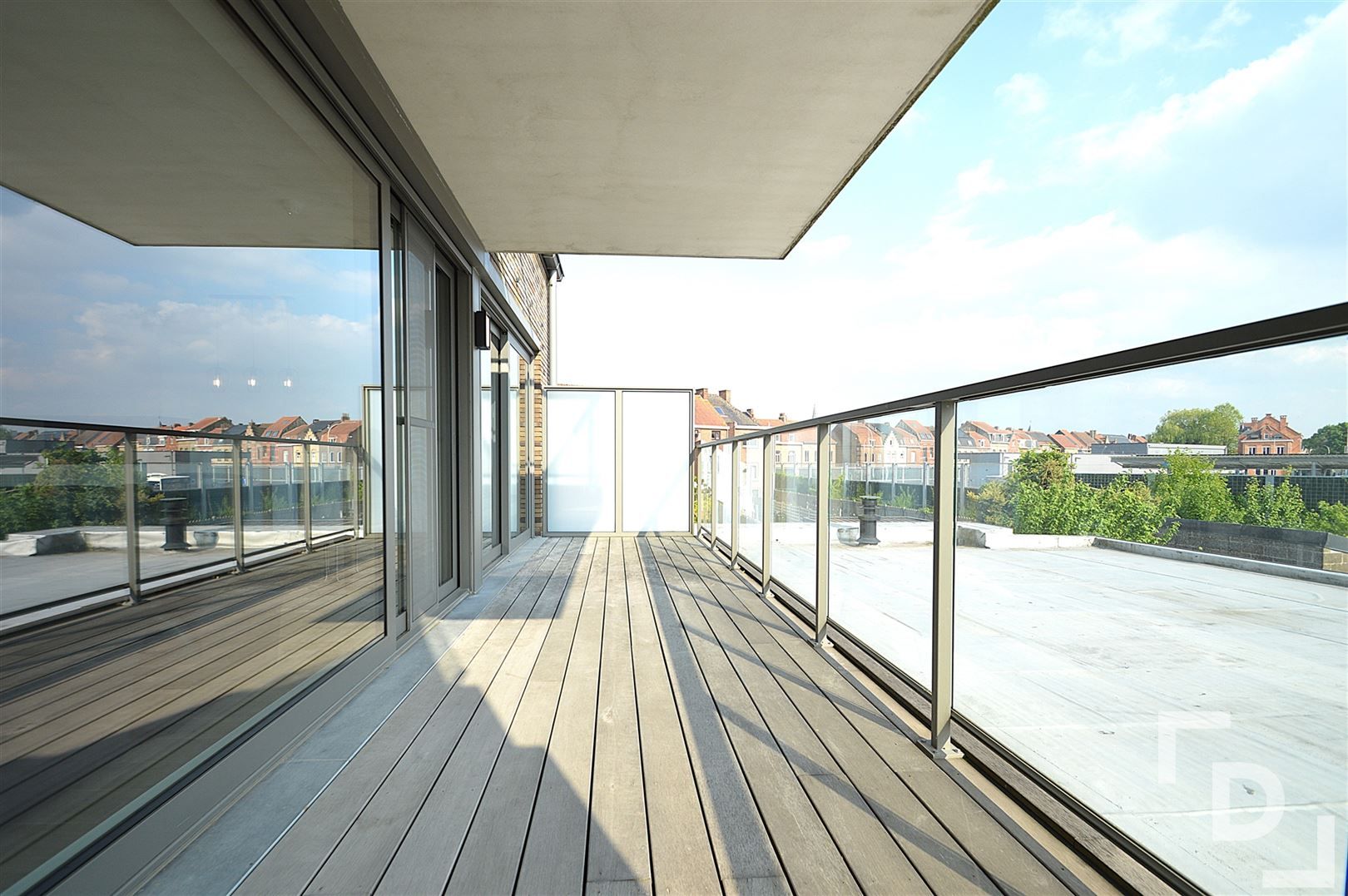 Recent appartement met ruim terras en garage te huur in Ieper. foto 16