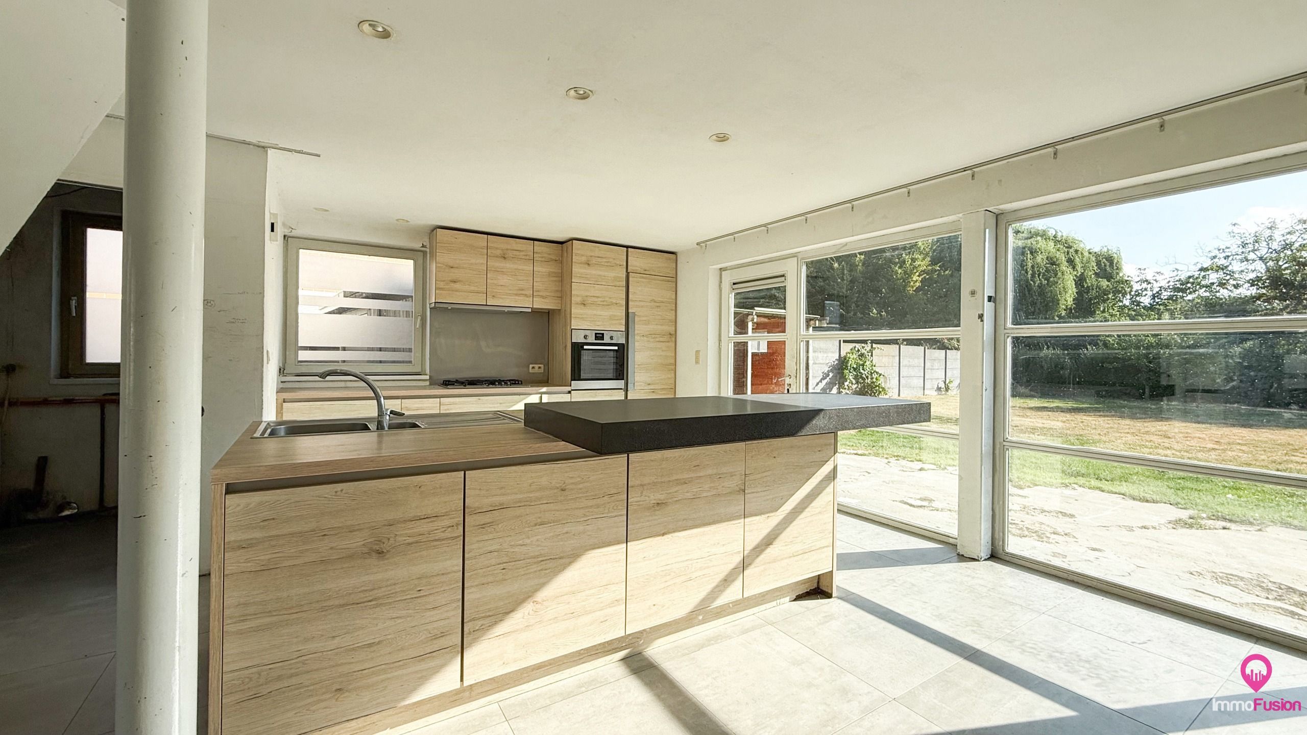 Te renoveren woning met grote tuin in doodlopende straat! foto 4